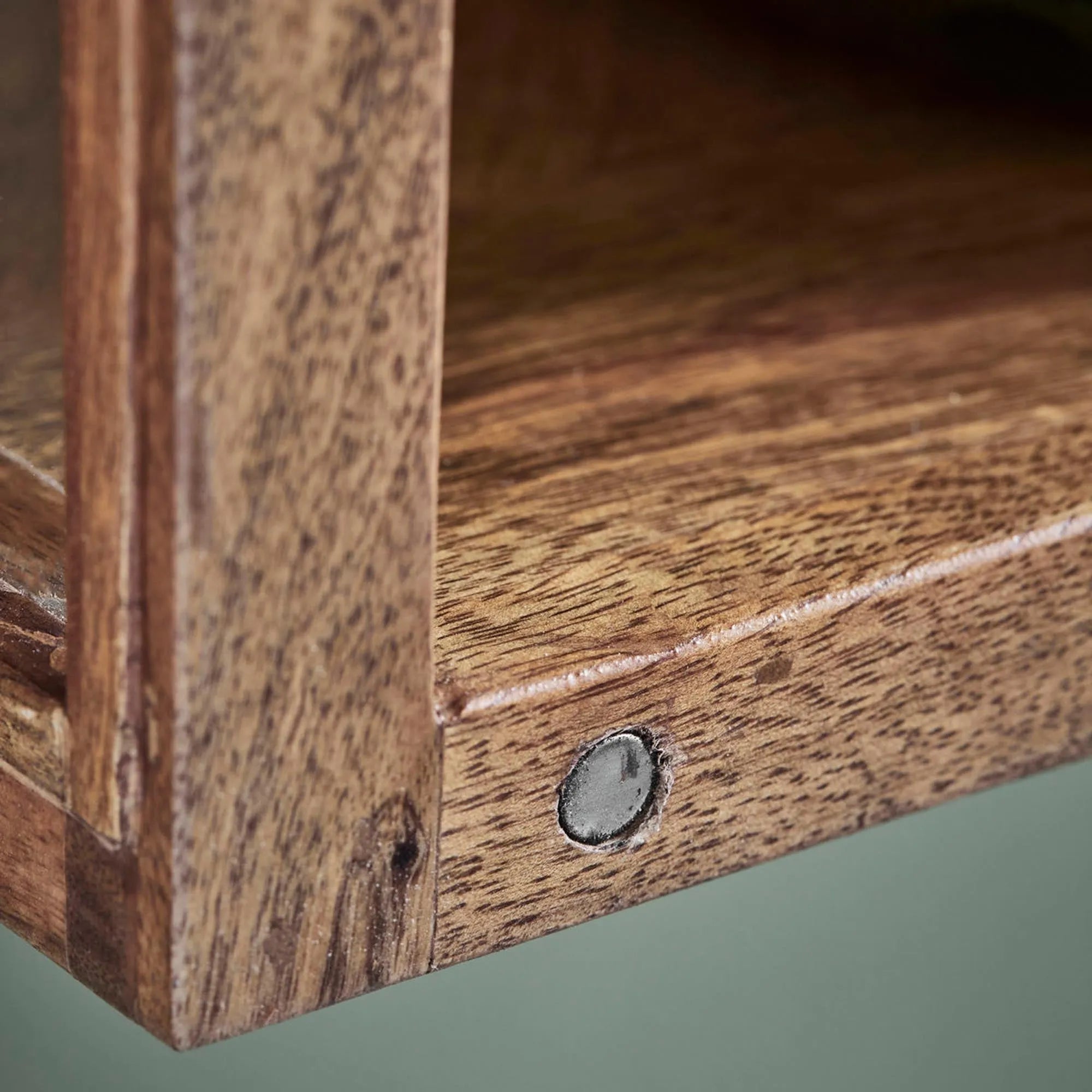 Eleganter House Doctor Schrank aus Mangoholz, naturbelassen.