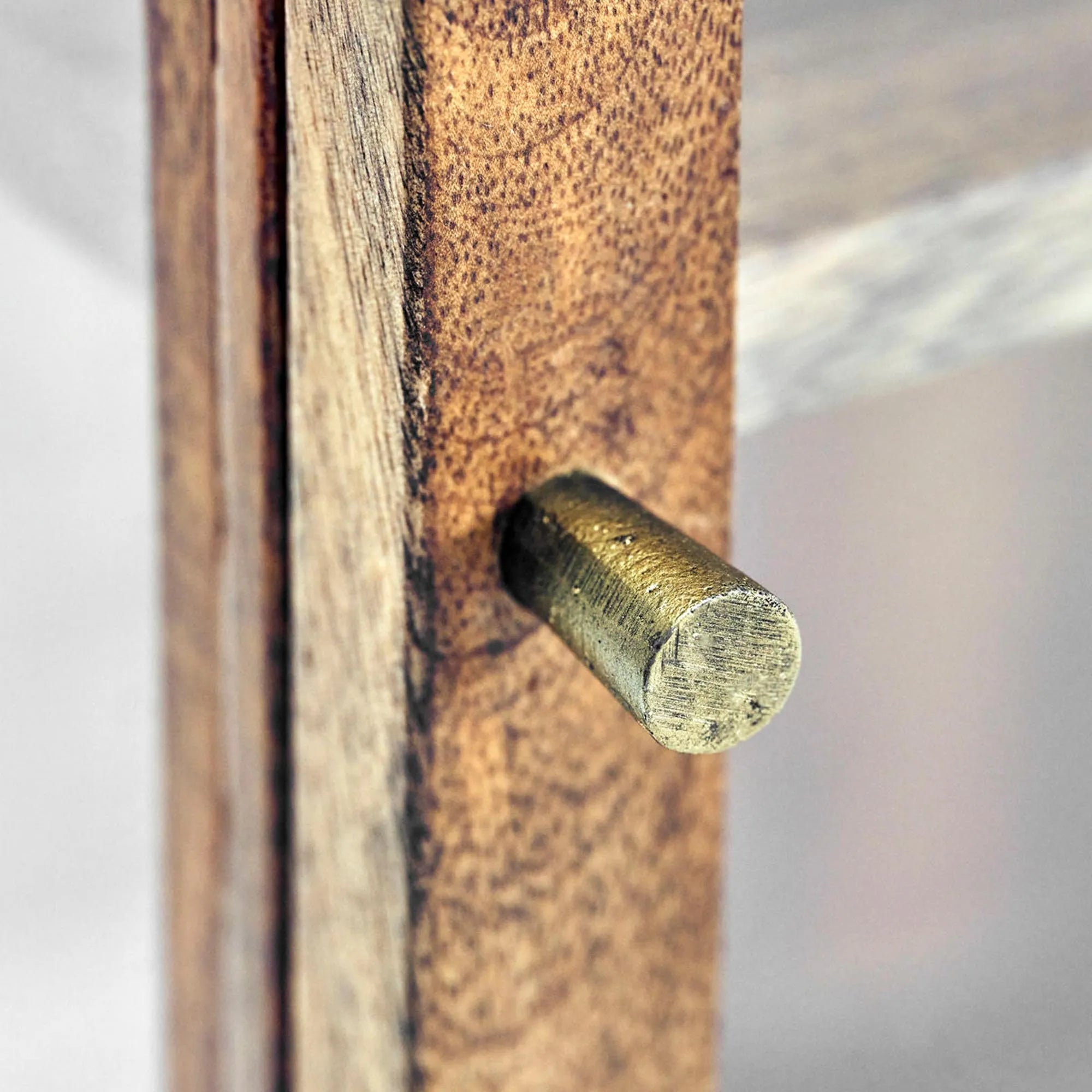 Stilvoller Schrank aus Mangoholz von House Doctor für modernes Wohnen.