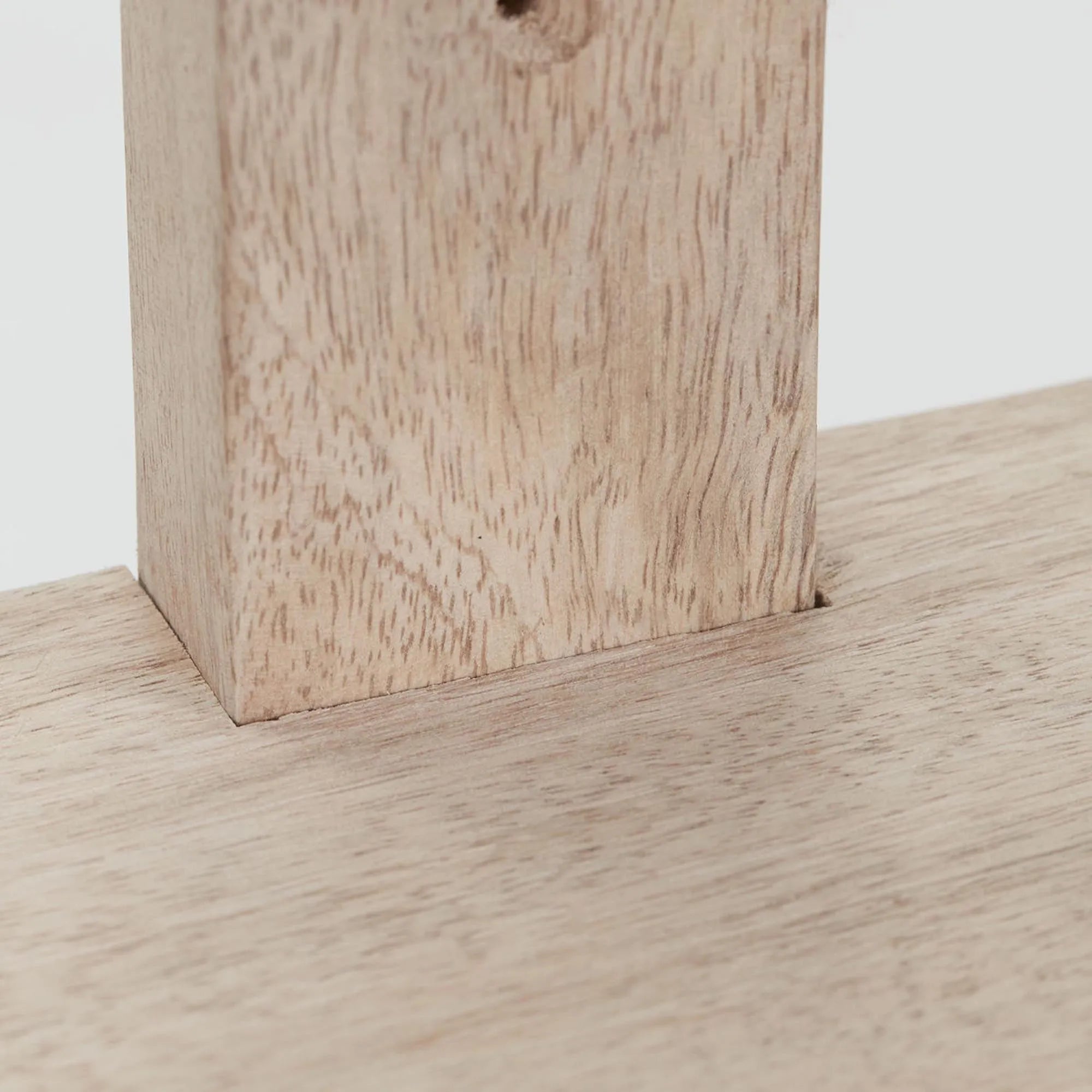 Stilvolles Regal aus Naturholz von House Doctor für modernes Wohnen.