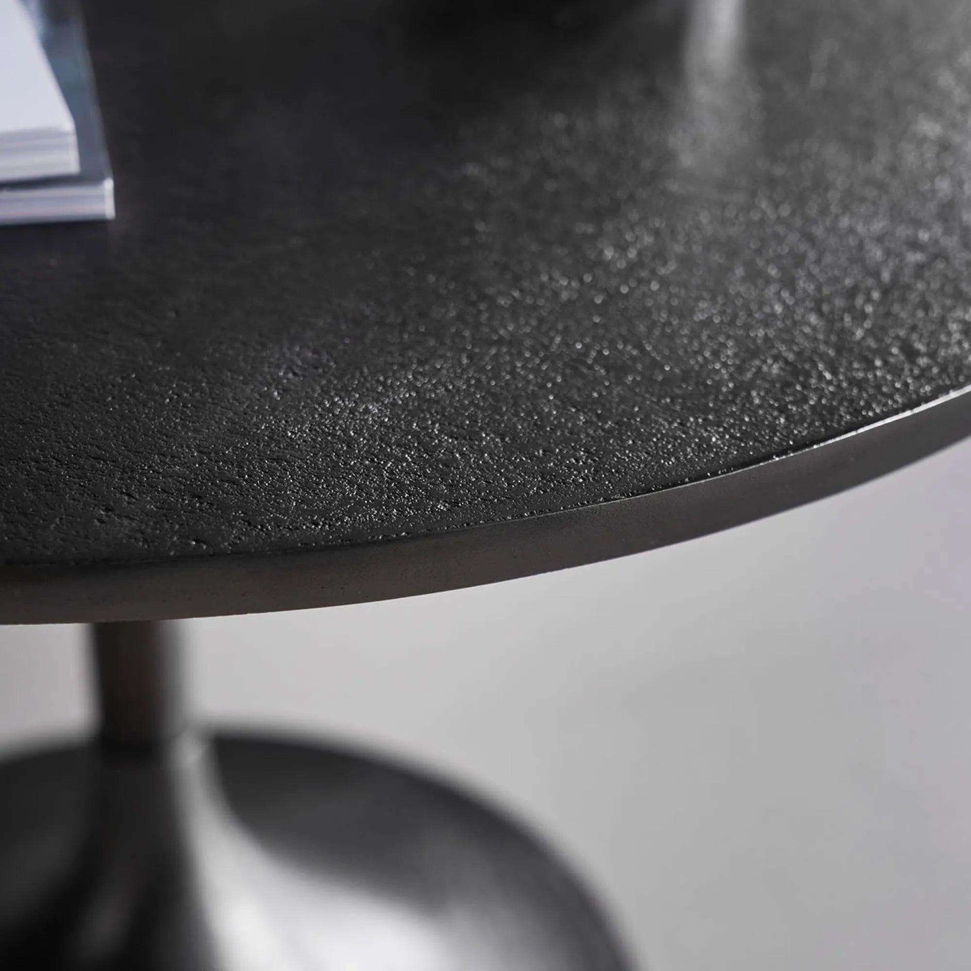 Moderner HDPan Couchtisch von House Doctor in edlem Schwarz.