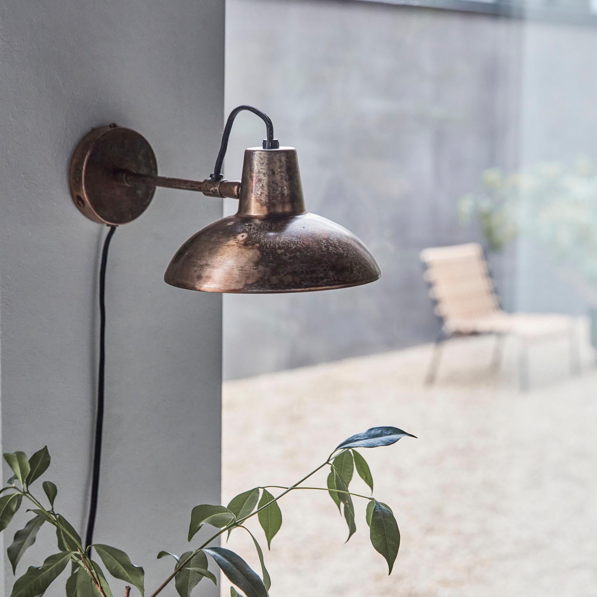 Elegante Wandleuchte in antikem Braun von House Doctor, ideal für stimmungsvolle Beleuchtung in jedem Raum.