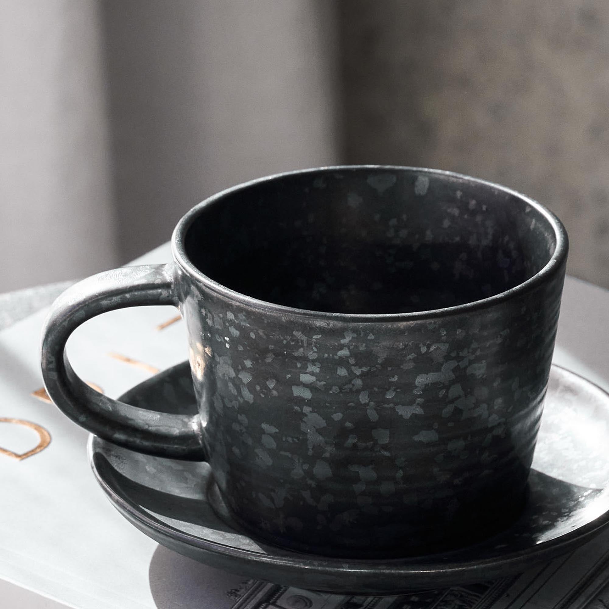 Stilvolle Kaffeetasse mit Untertasse von House Doctor, Schwarz/Braun.
