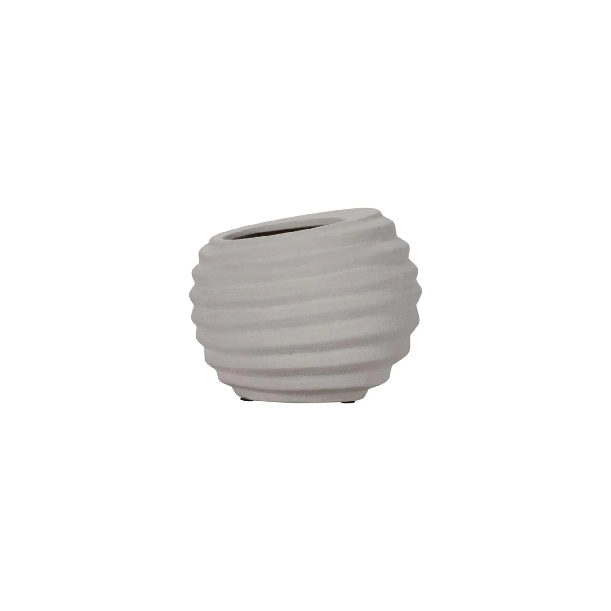 Der handgemachte Blumentopf von House Doctor in Off-White besticht durch seine geriffelte Oberfläche und versetzte Öffnung. Perfekt für Couchtisch oder Regal.