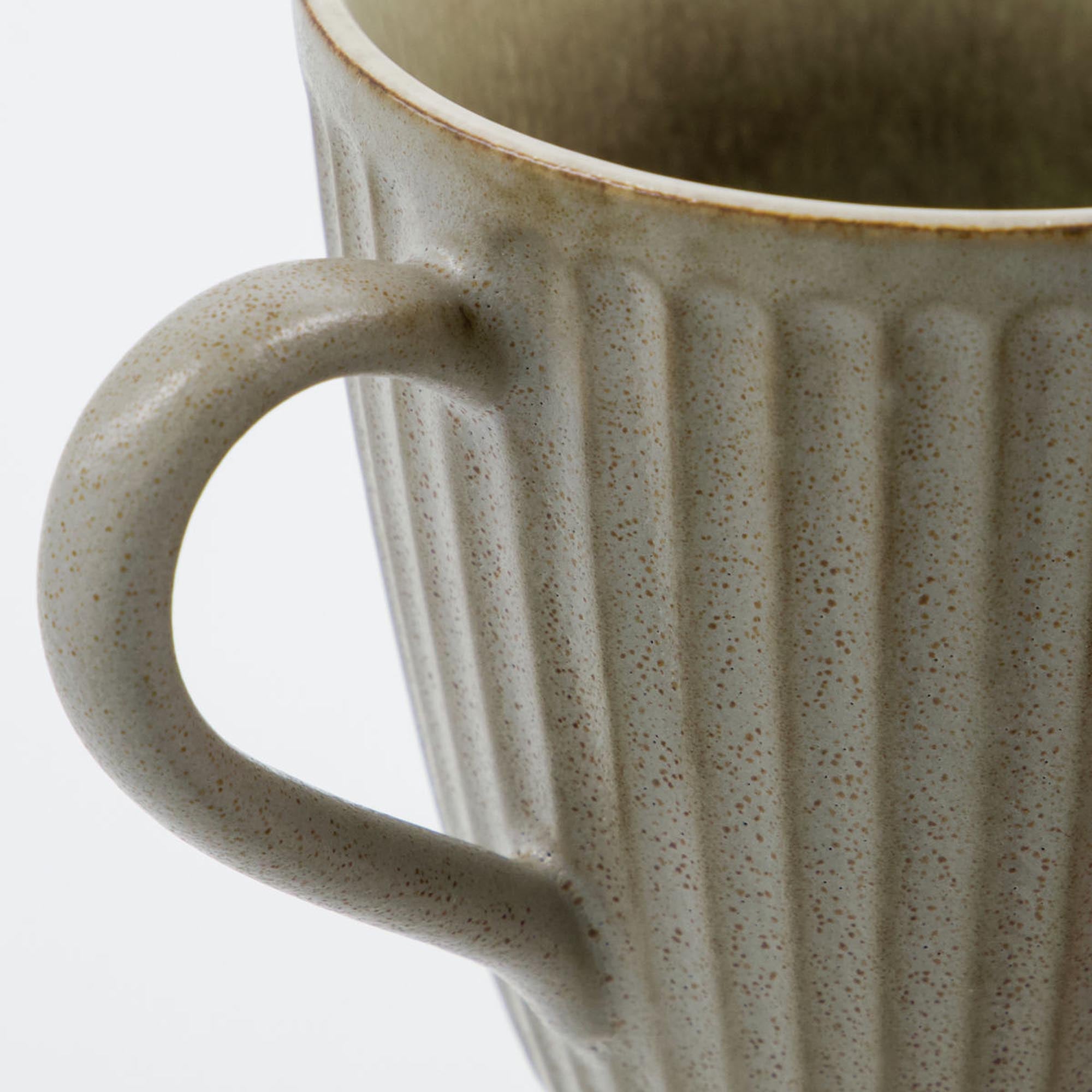 Elegante HDPleat Tasse von House Doctor in stilvollem Graubraun.