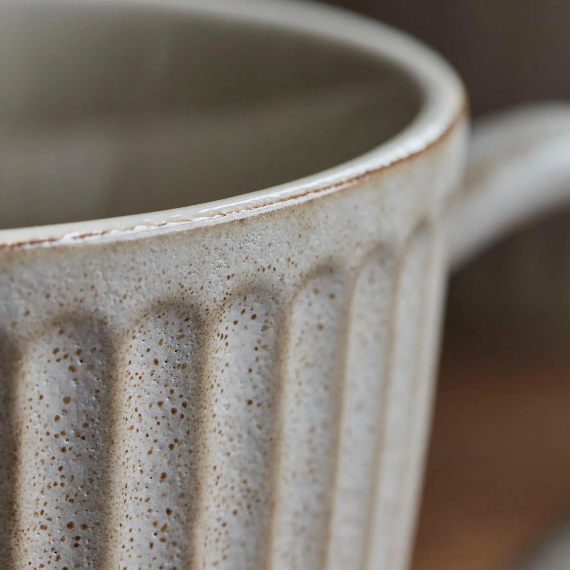 Stilvolle HDPleat Tasse von House Doctor in edlem Grau-Braun.