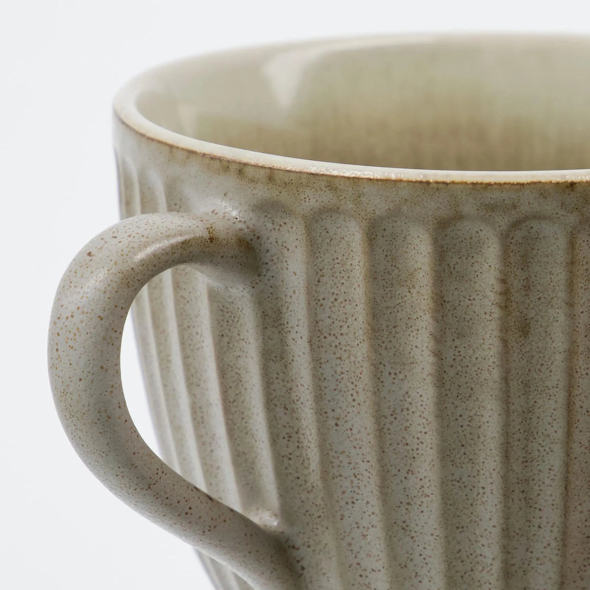 HDPleat Tasse von House Doctor in modernem Graubraun, elegant designt.