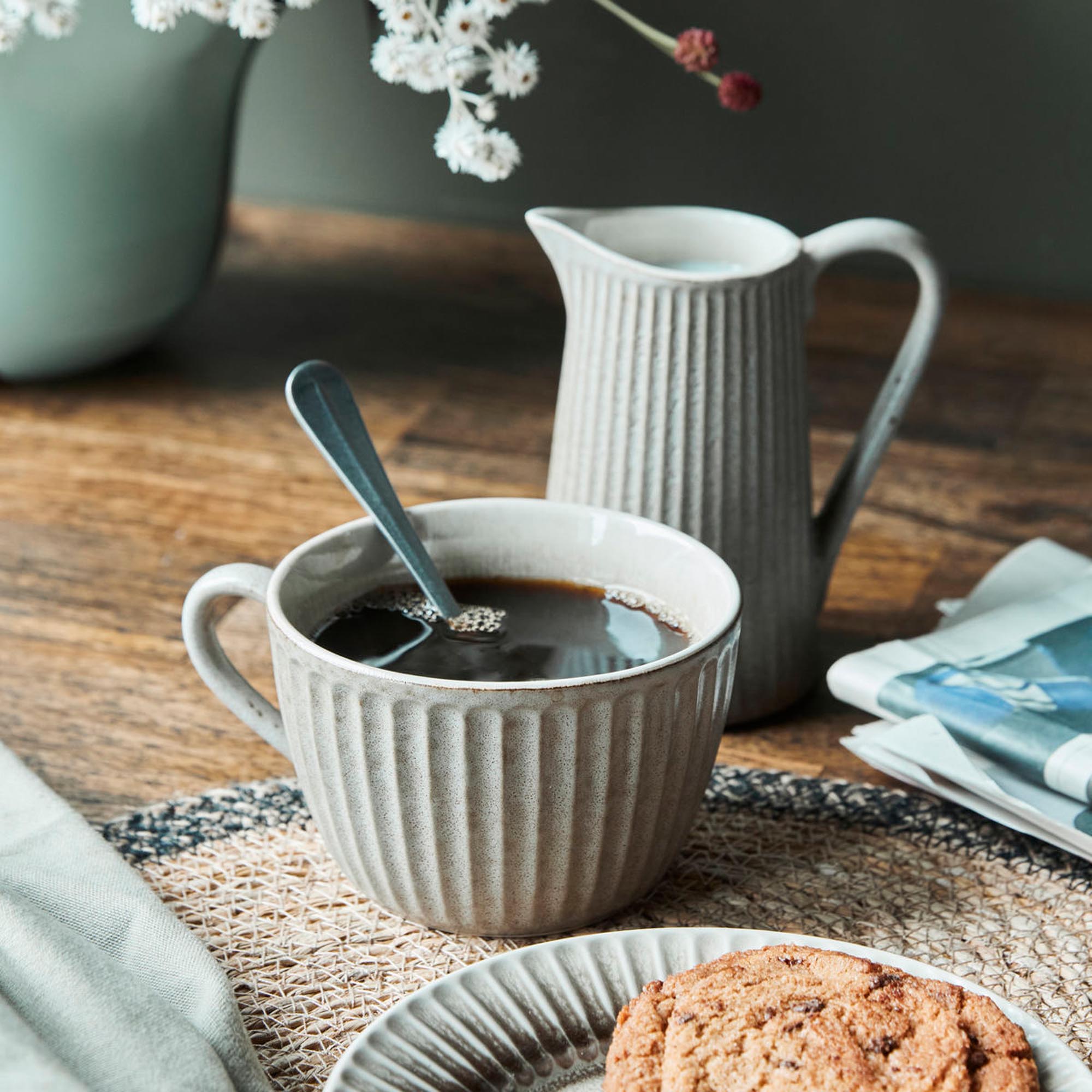 Stilvolle HDPleat Tasse von House Doctor in edlem Graubraun.