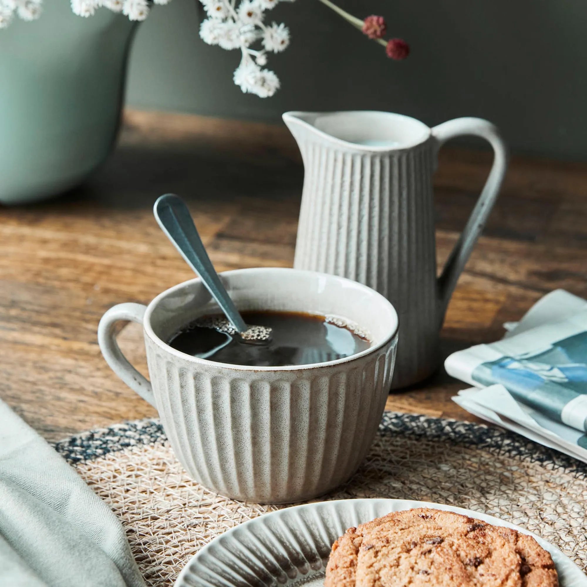 Stilvolle HDPleat Tasse von House Doctor in edlem Graubraun.