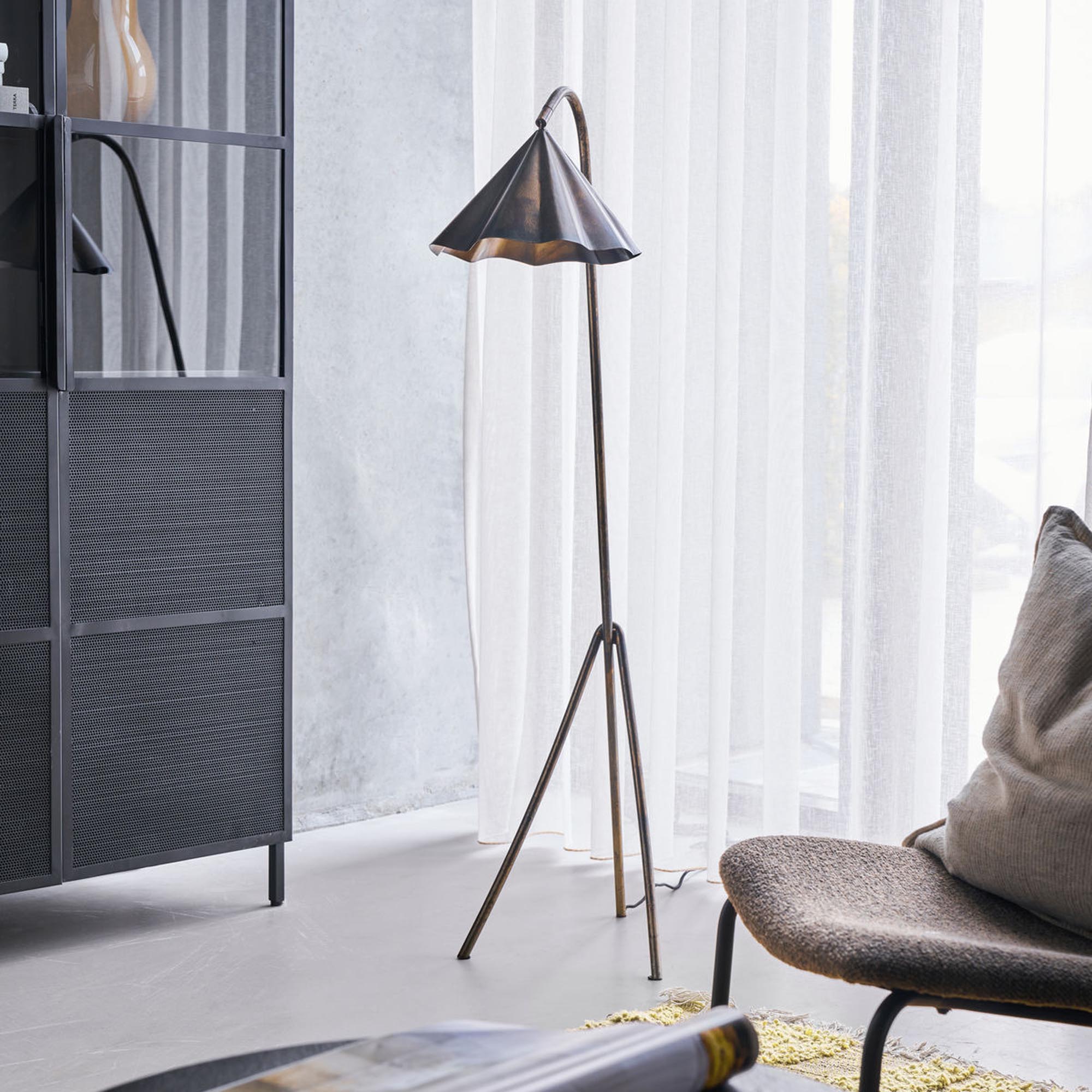 Elegante Stehlampe HDFlola in antikem Braun von House Doctor.