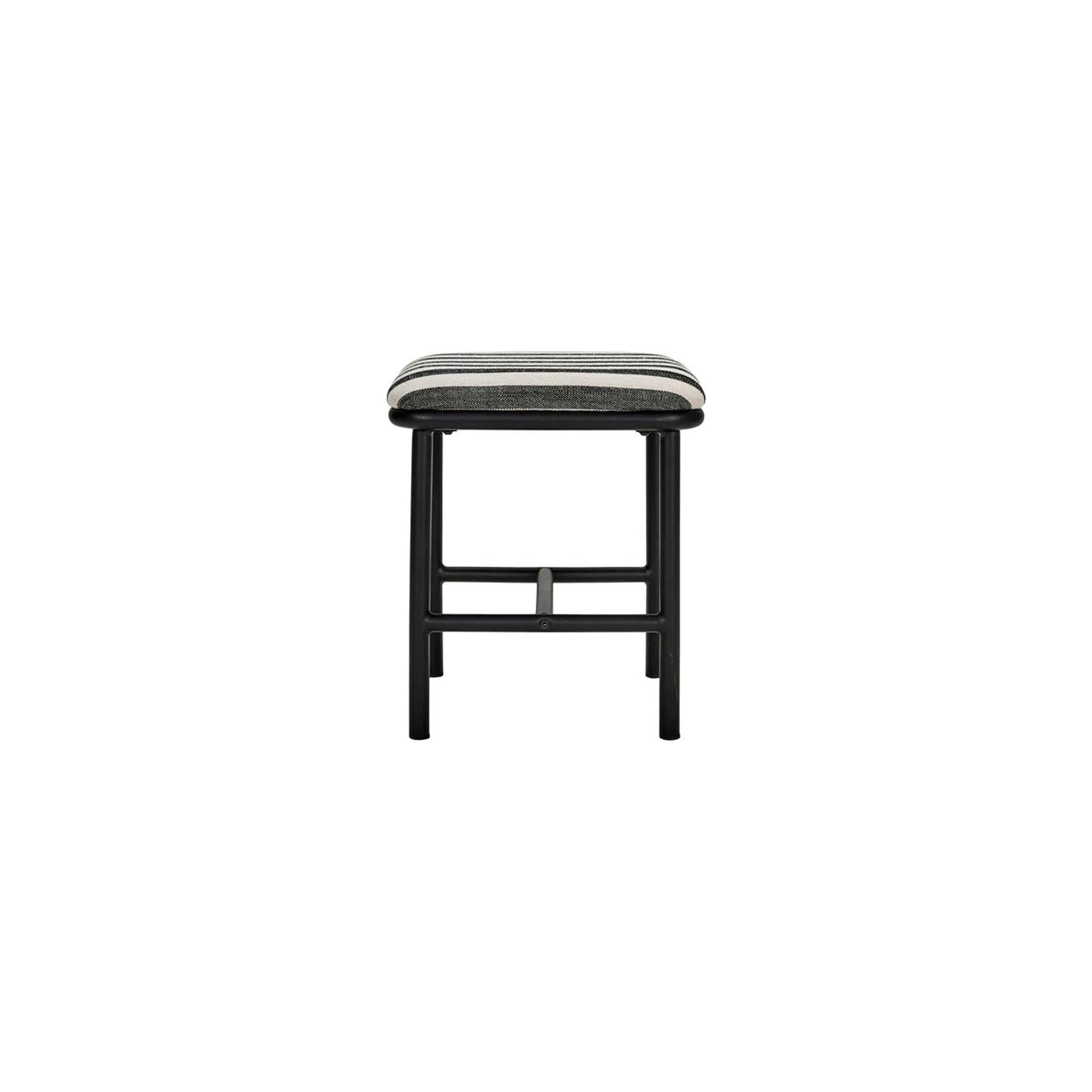 Stilvoller Hocker HDToda von House Doctor in Schwarz/Off-Weiß.