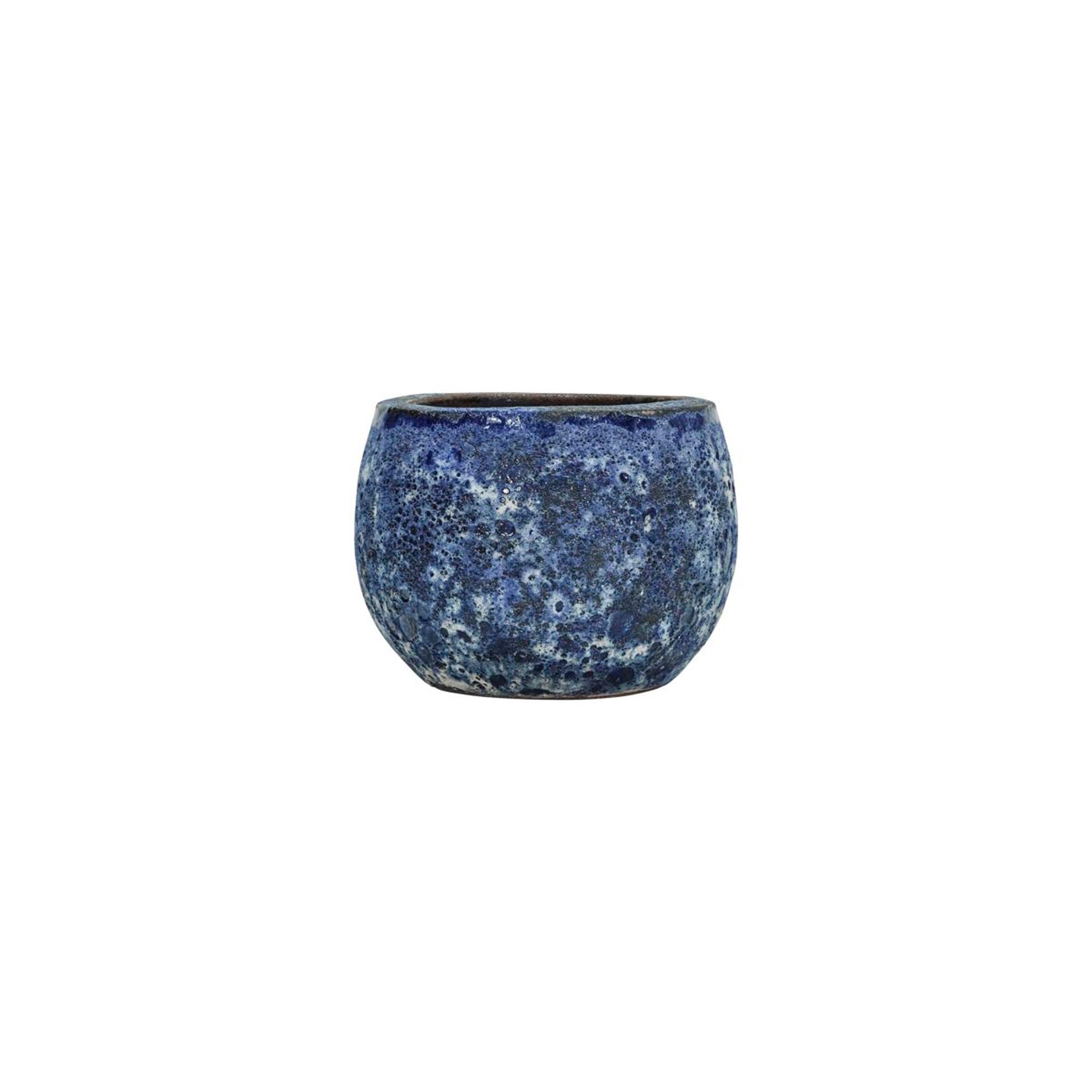 Der handgefertigte Blumentopf HDPavi in Blau von House Doctor besticht durch seine einzigartige Glasur und hochwertige Keramik.
