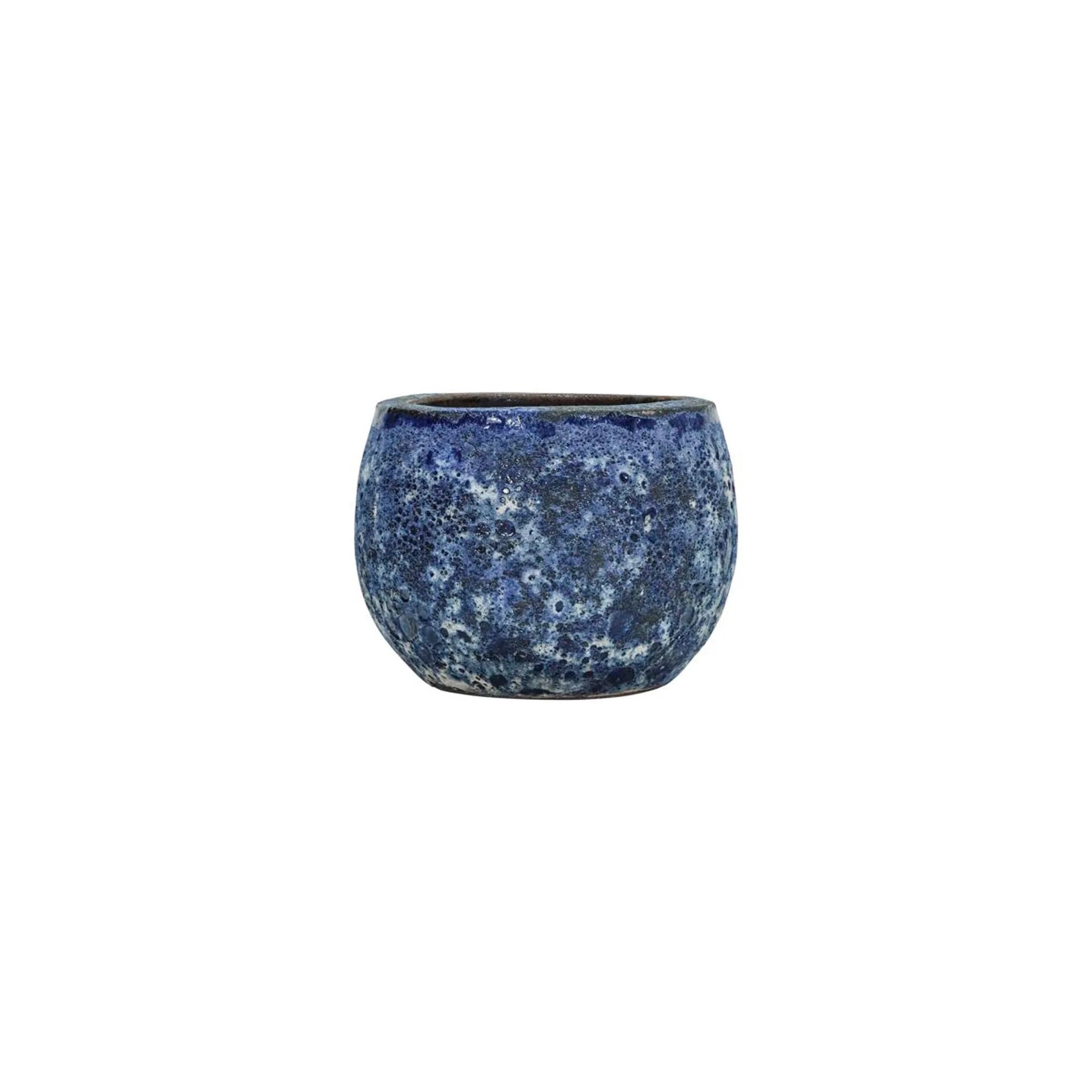 Der handgefertigte Blumentopf HDPavi in Blau von House Doctor besticht durch seine einzigartige Glasur und hochwertige Keramik.