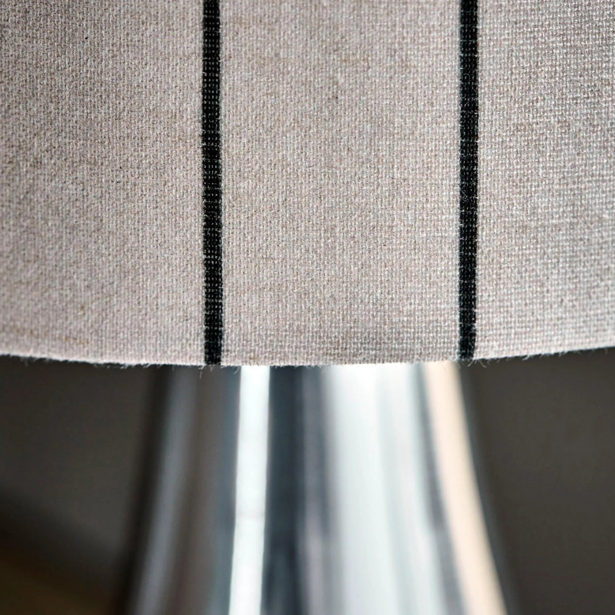 Elegante Tischleuchte HDTulip: Silberfinish, Baumwollschirm mit Streifen, ideal für moderne Räume und vielseitige Platzierung.