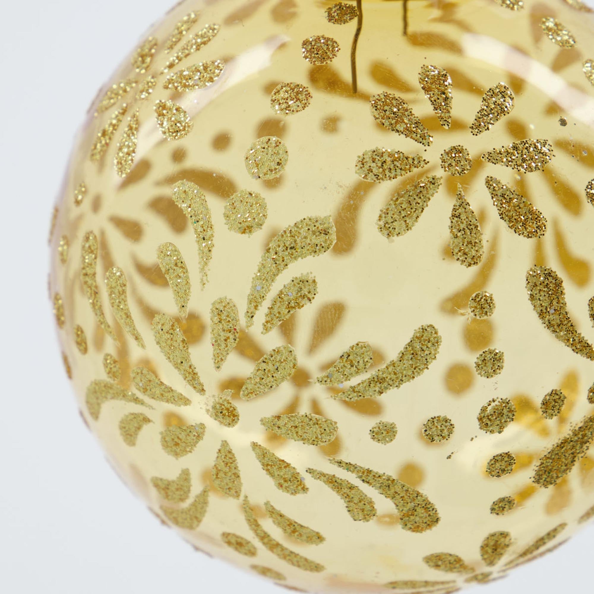 Exquisite goldene Ornamente von House Doctor für festliche Eleganz.