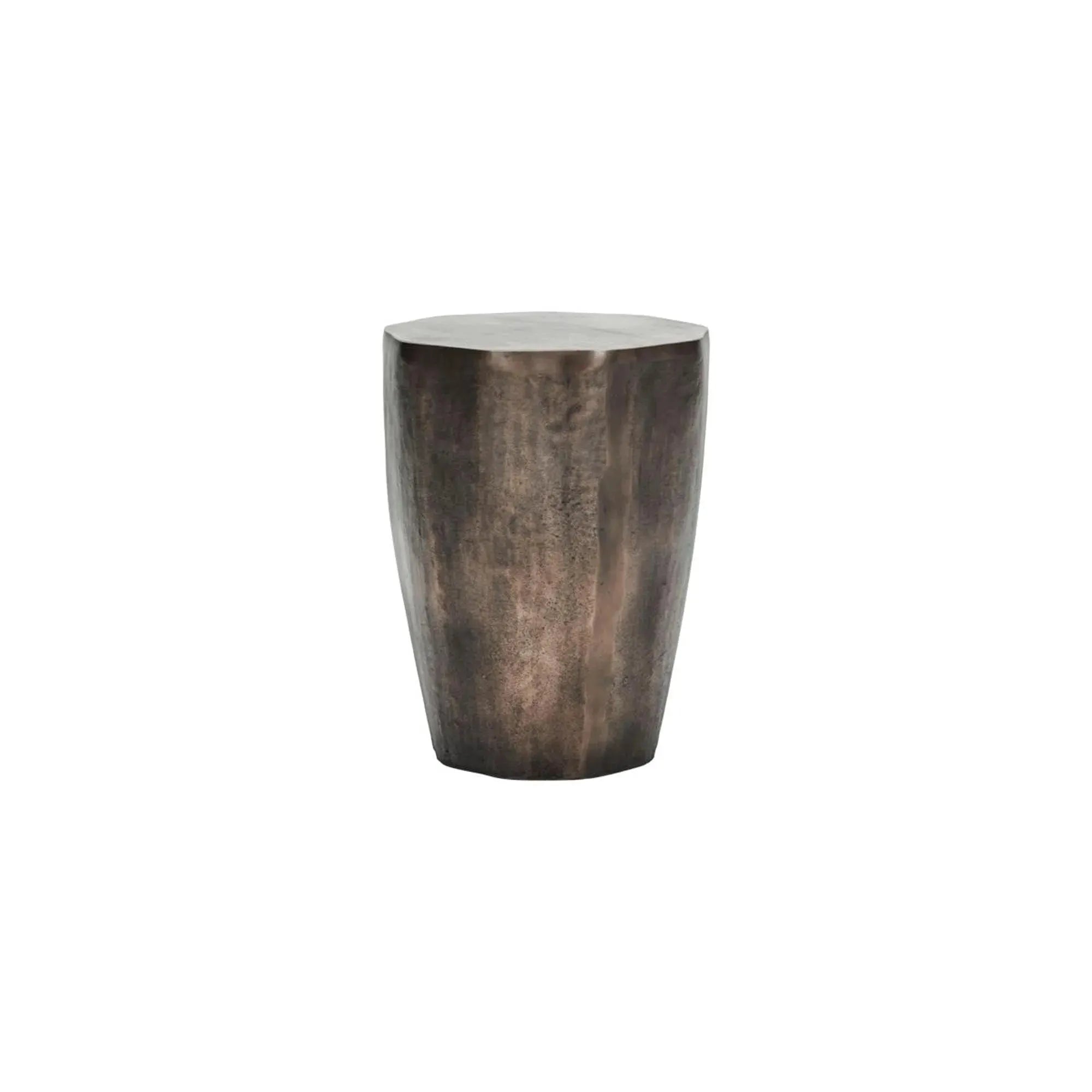 Eleganter Beistelltisch aus Aluminiumguss mit antikem Messing-Finish, handgefertigt, zeitlos und vielseitig einsetzbar.