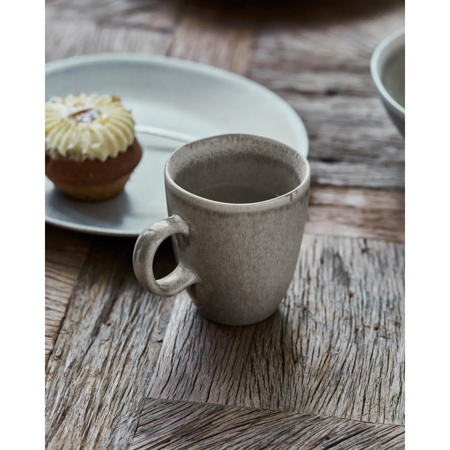Elegante graue Tasse aus Steinzeug, robust und stilvoll, ideal für jeden Anlass. Teil der HDMore-Serie von House Doctor.