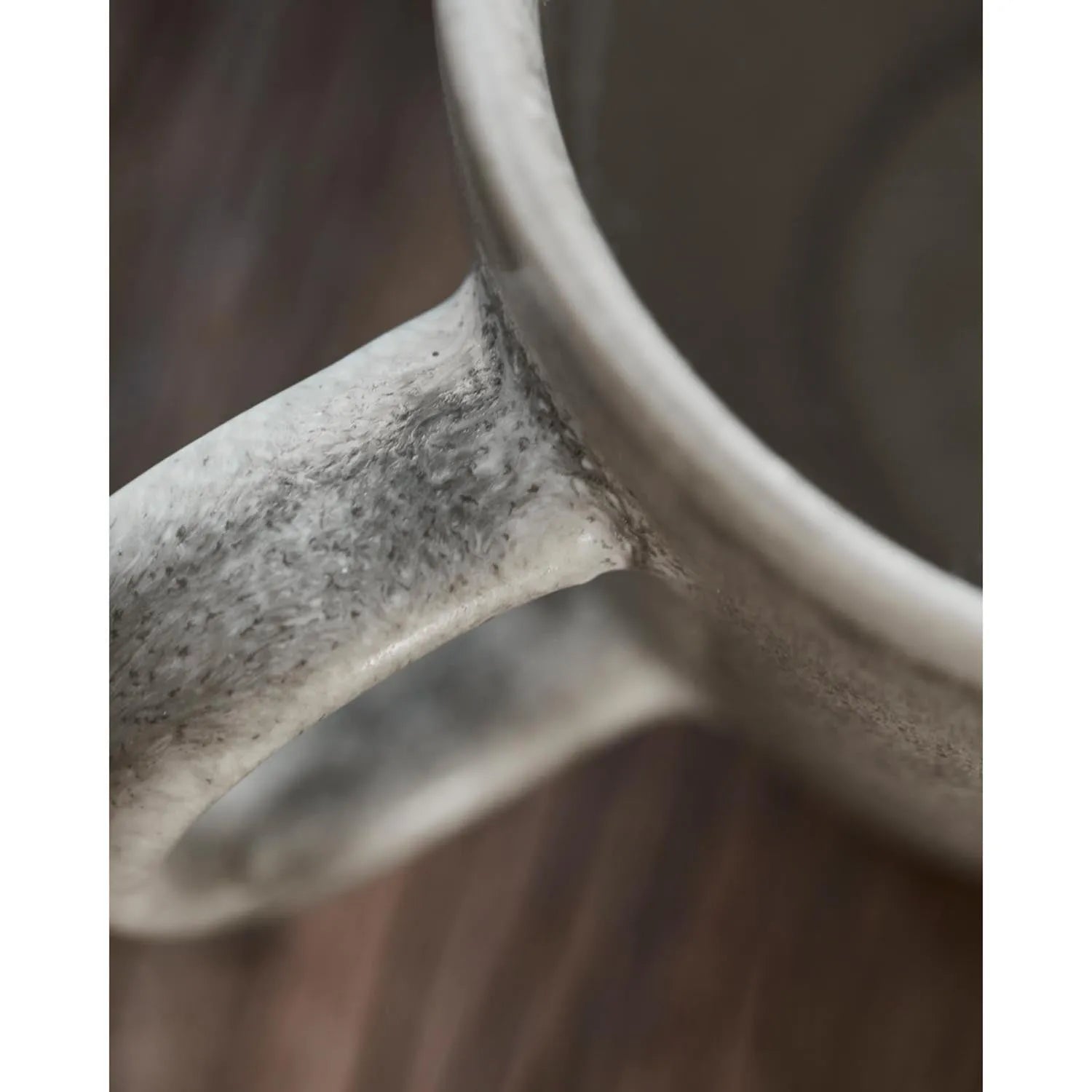 Elegante graue Tasse aus Steinzeug, robust und stilvoll, ideal für jeden Anlass. Teil der HDMore-Serie von House Doctor.