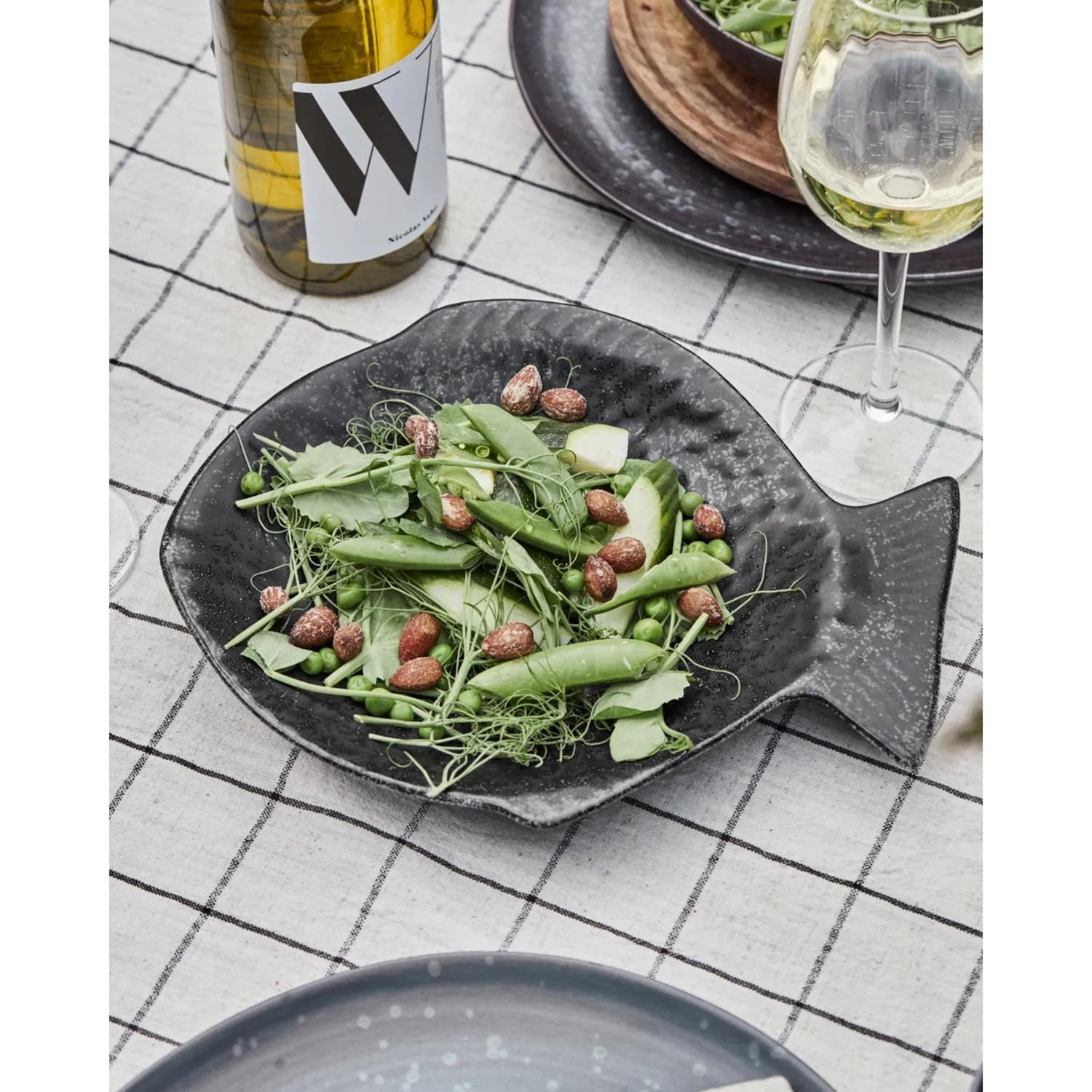 Elegante, handgefertigte Servierschale aus schwarzem Steinzeug mit Fischdesign – robust, stilvoll und einzigartig.