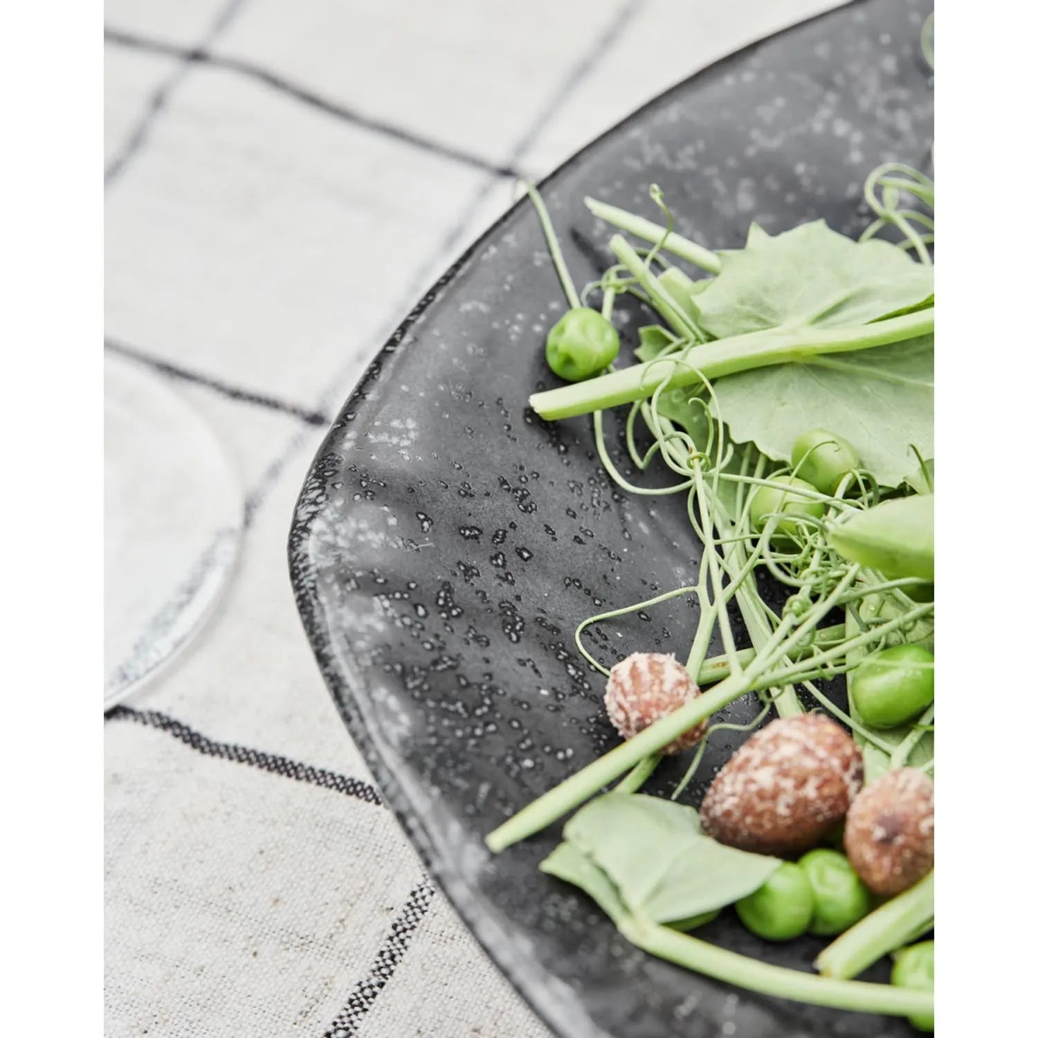 Elegante, handgefertigte Servierschale aus schwarzem Steinzeug mit Fischdesign – robust, stilvoll und einzigartig.