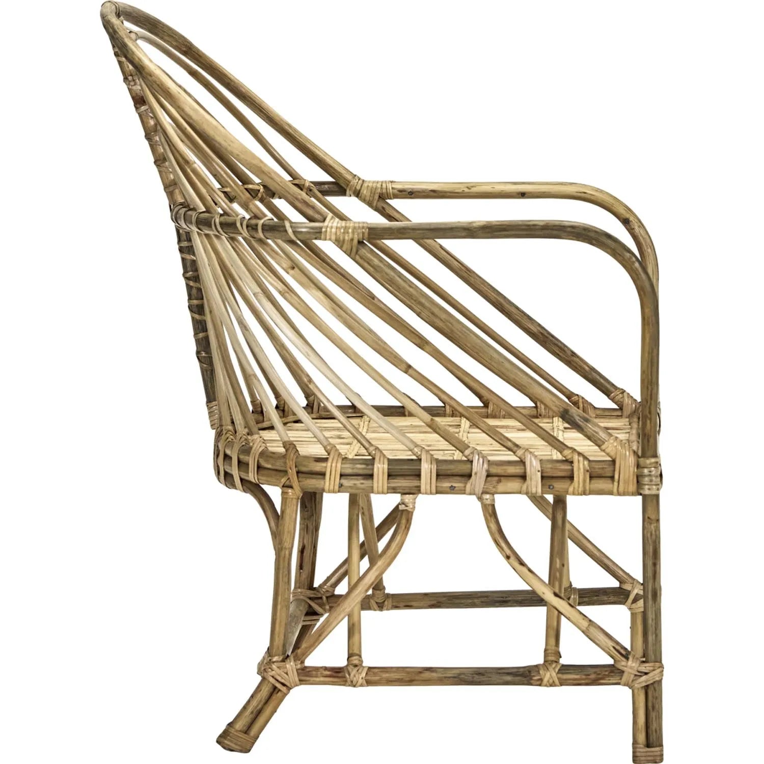 Ein stilvoller Lounge-Sessel aus Naturrohr, der Komfort und Eleganz in jeden Raum bringt.