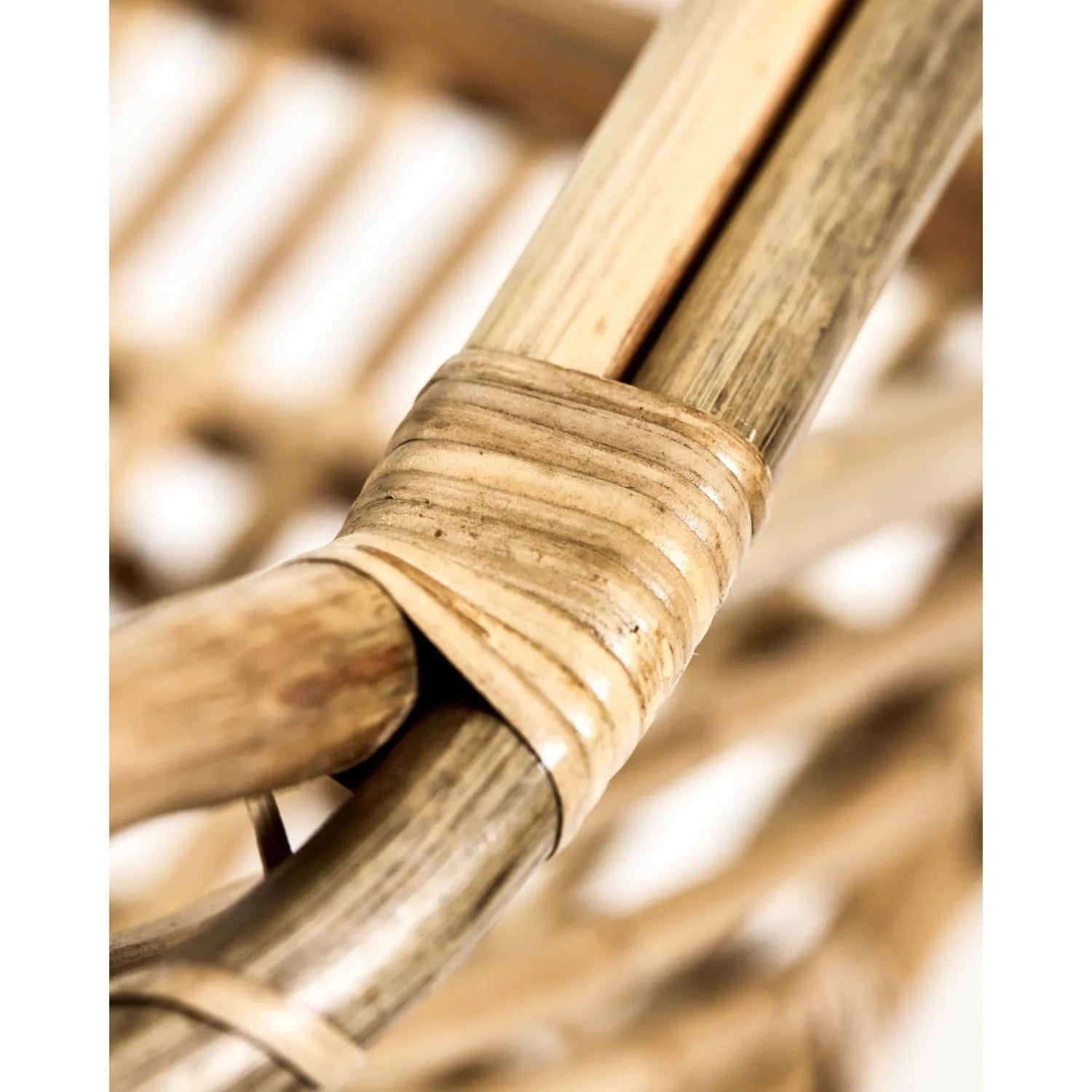 Ein stilvoller Lounge-Sessel aus Naturrohr, der Komfort und Eleganz in jeden Raum bringt.