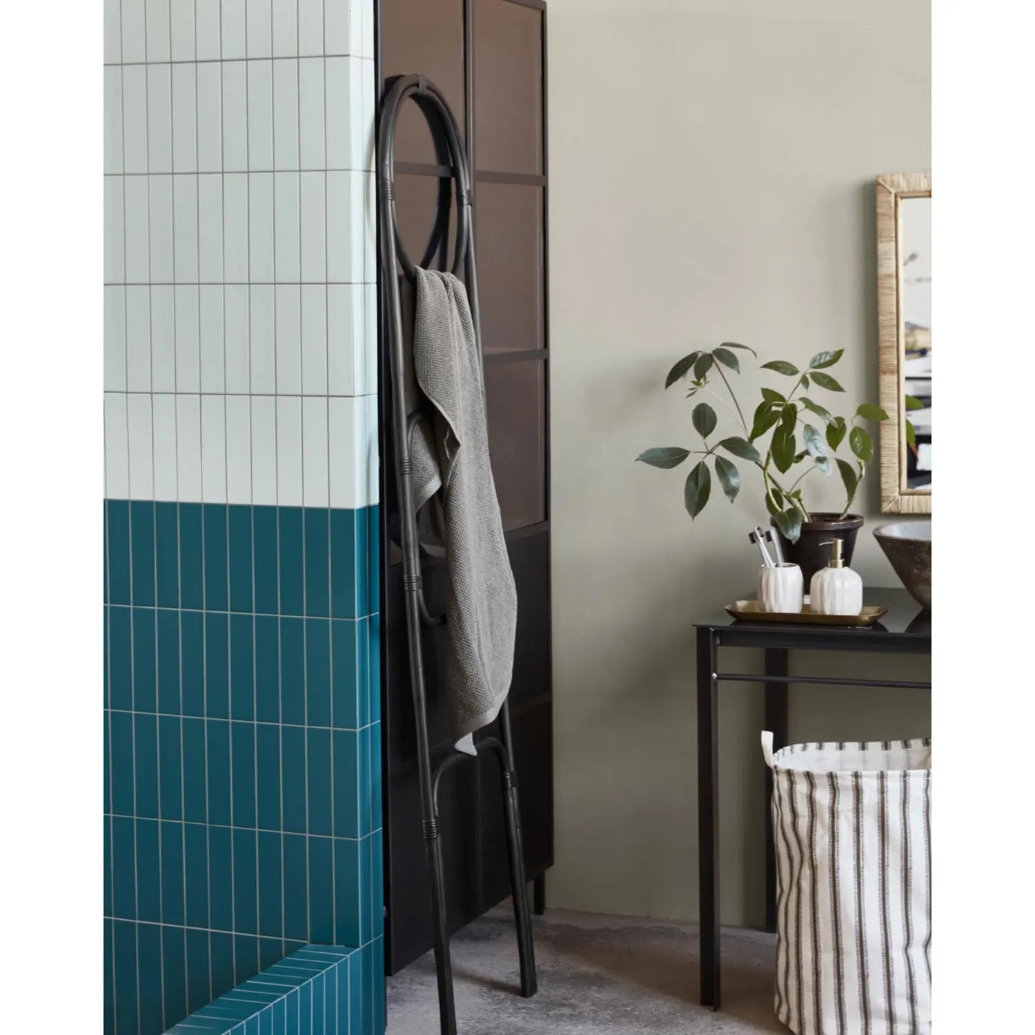 Die HDLadder von House Doctor: Schwarze Deko-Leiter aus Zuckerrohr, stilvoll und funktional für jedes Zimmer.