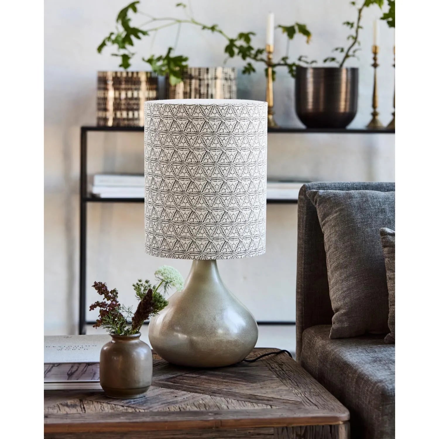 Die HDFlorie Tischleuchte vereint industriellen Charme mit natürlicher Eleganz, ideal für stilvolle Wohnräume.