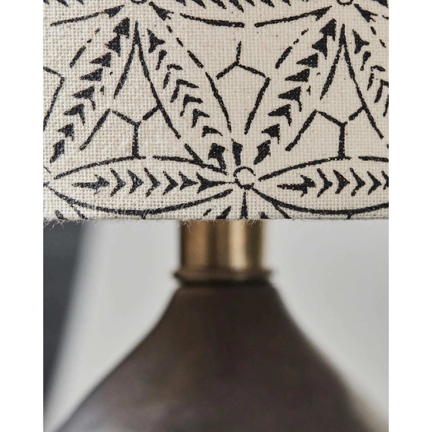 Die HDFlores Tischleuchte von House Doctor vereint handbedrucktes Leinen und schwarze Eisenbasis zu einem eleganten, vielseitigen Design.