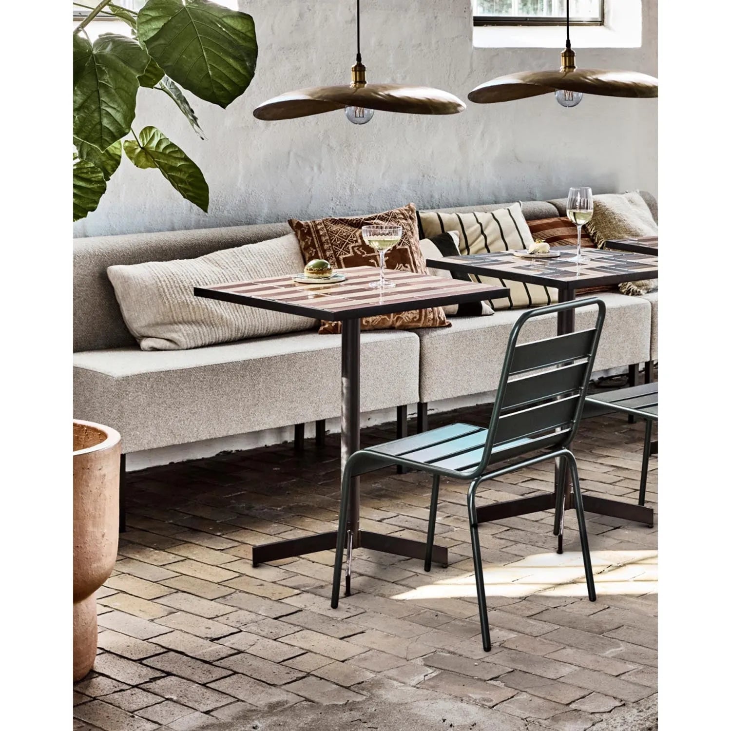 Eleganter Café-Tisch in Dusty Rose und Beige, mit handgefertigten Keramikfliesen und stabilem Eisenrahmen. Perfekt für stilvolle Räume.