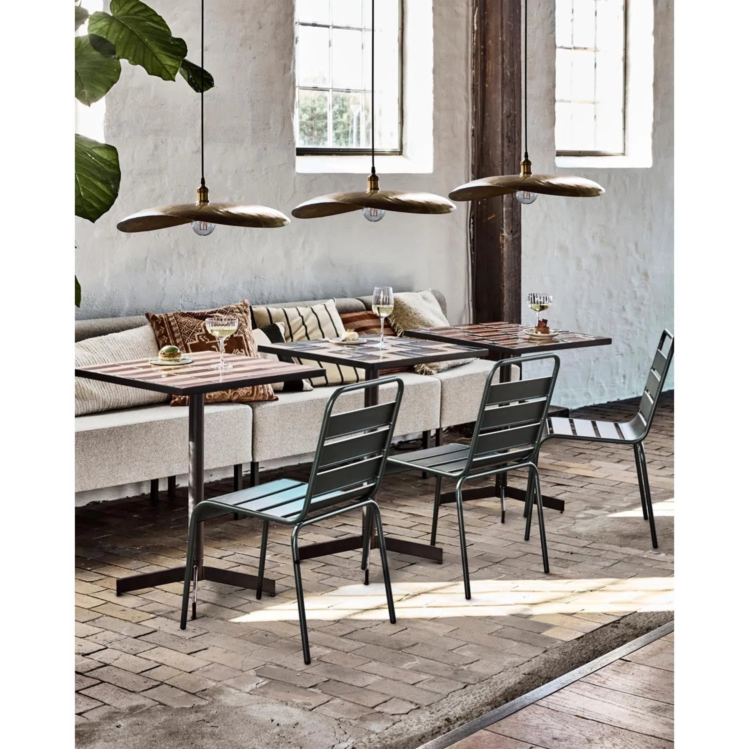 Ein stilvoller Café-Tisch mit handgefertigten Keramikfliesen in Blau und Braun, stabiler Eisenbasis, ideal für modernes Wohnen.