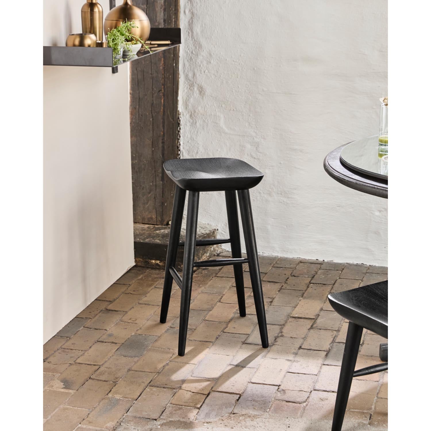 Eleganter schwarzer Barhocker HDBar von House Doctor, ideal für trendige Bars und stilvolle Wohnräume.