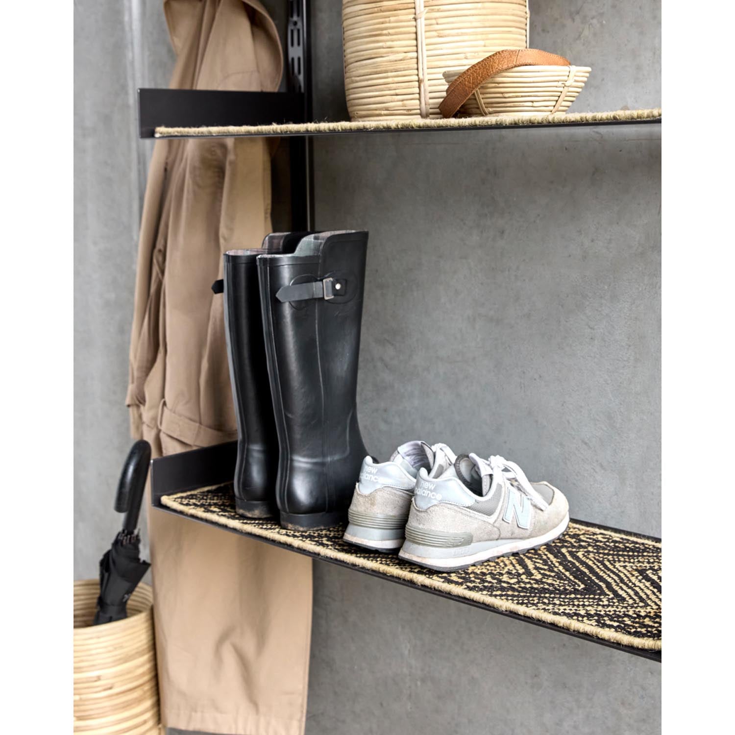 Schwarzer Teppich HDMonta von House Doctor, gefertigt aus natürlichen Materialien, perfekt für ein modernes und elegantes Ambiente.