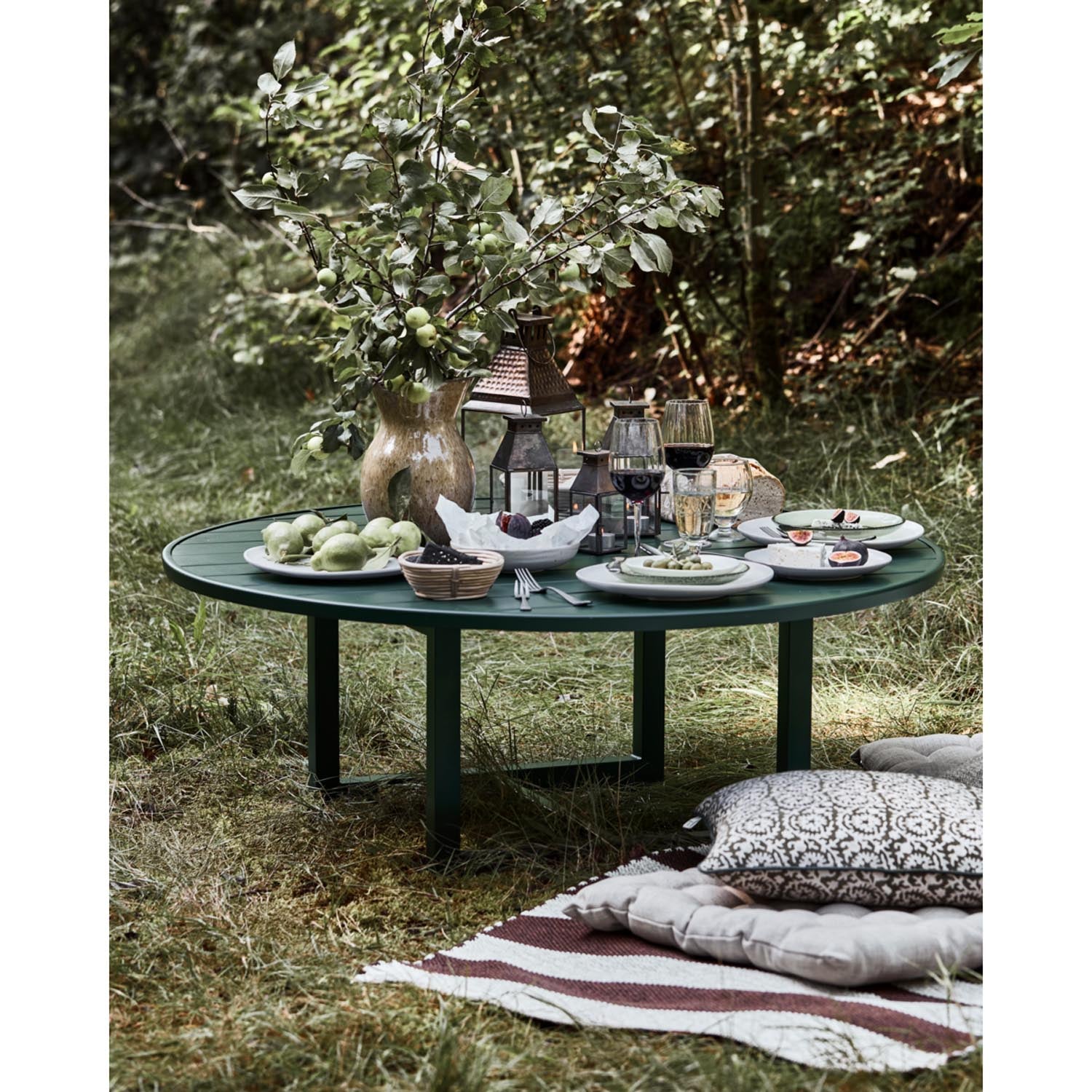 Moderner Gartentisch HDHelo in lebhaftem Grün von House Doctor, ideal für entspannte Outdoor-Momente und ansprechende Terrassengestaltung.