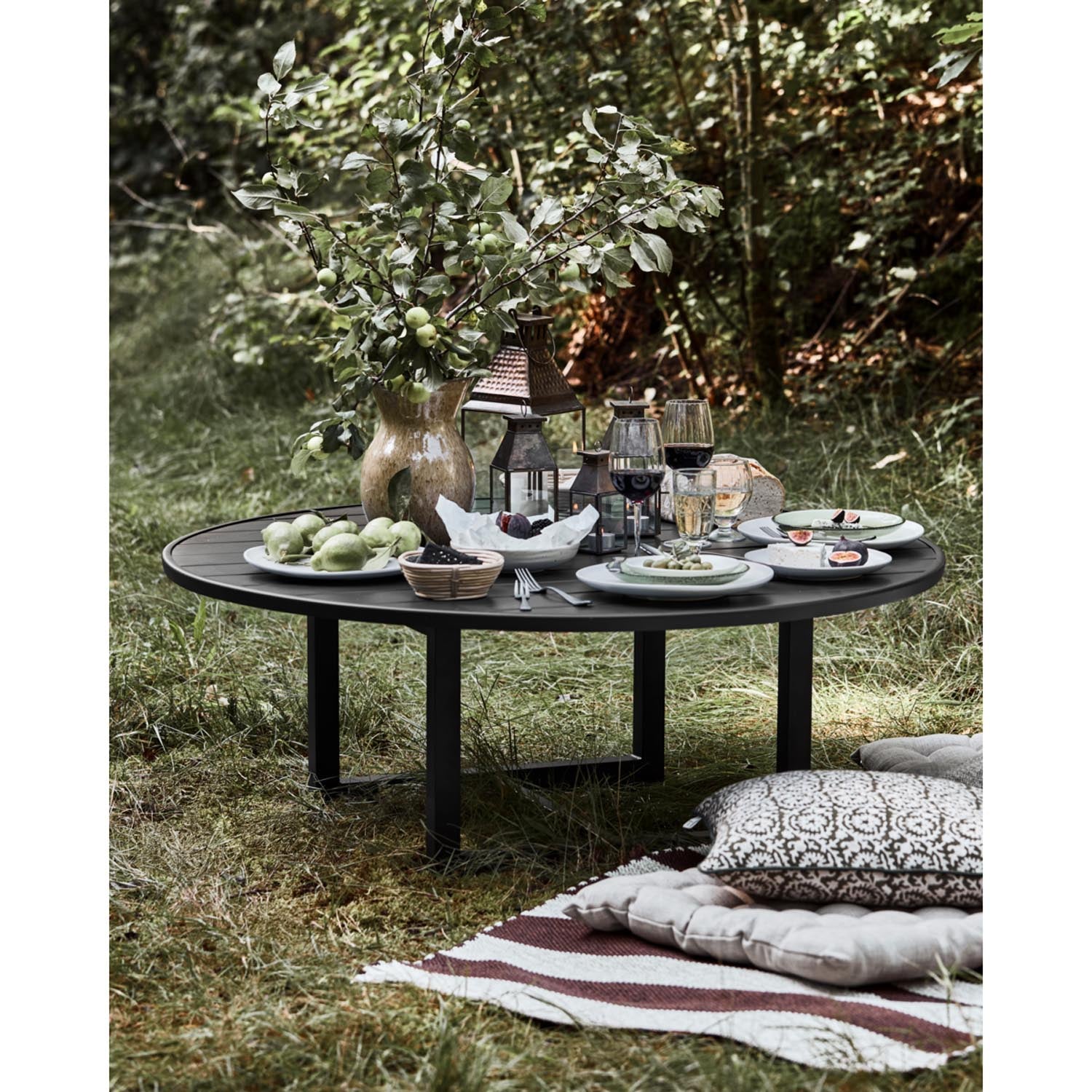 Eleganter schwarzer Gartentisch HDHelo von House Doctor, ideal für gesellige Stunden im Freien und stilvolle Terrassengestaltung.