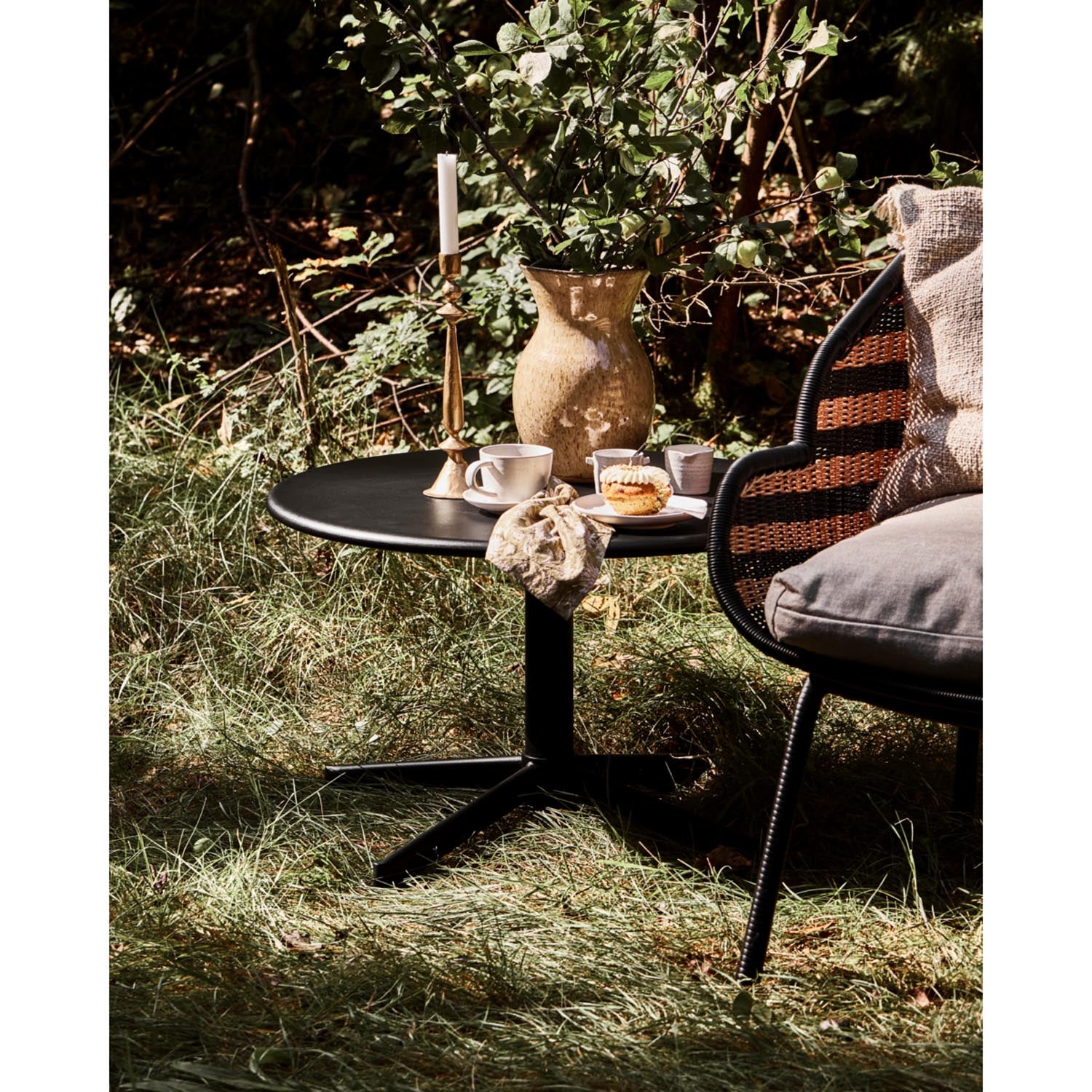 Moderner Gartentisch HDHelo in Schwarz von House Doctor, perfekt für entspannte Abende im Freien und stilvolle Gartenpartys.