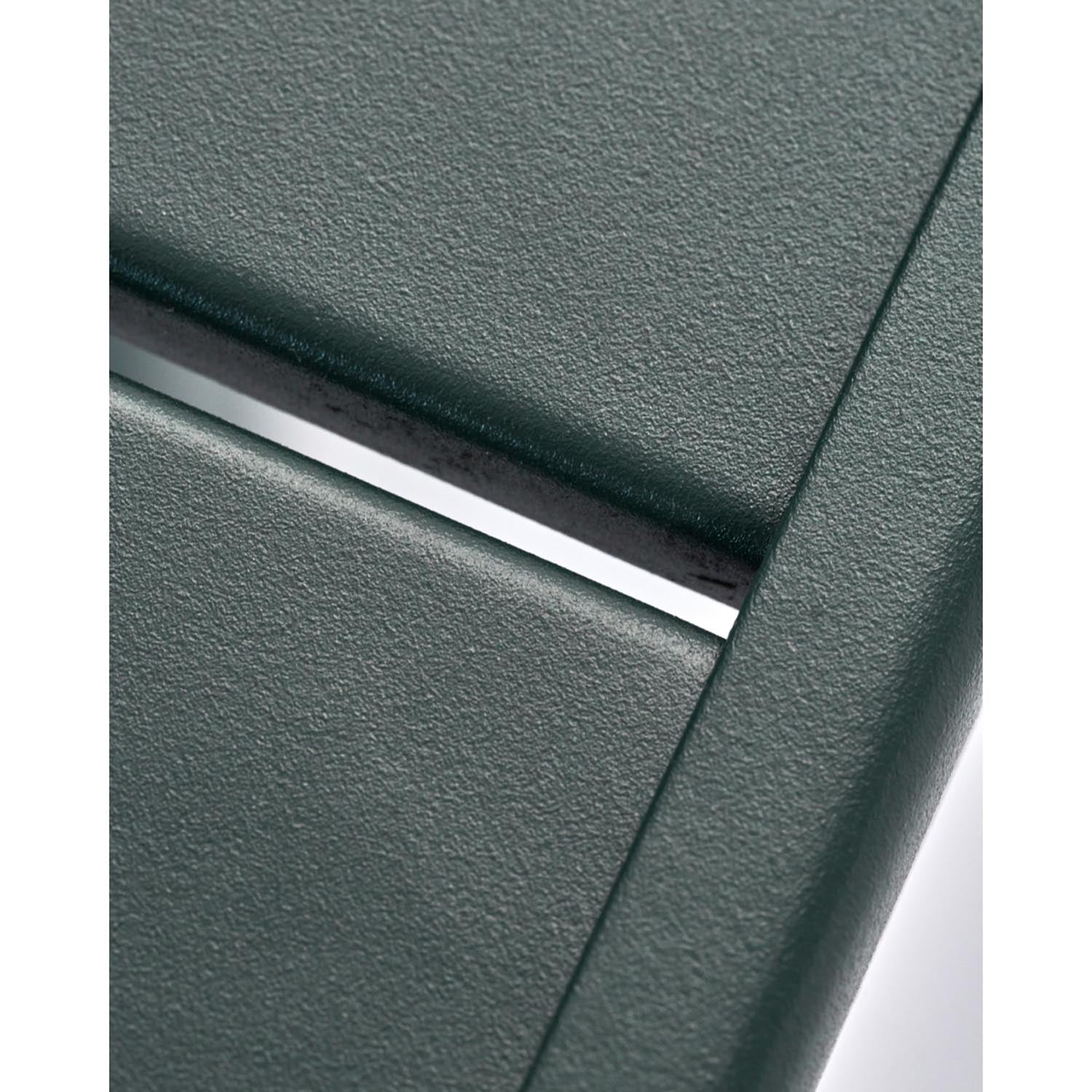 Moderner Gartentisch HDHelo in lebhaftem Grün von House Doctor, ideal für entspannte Outdoor-Momente und elegante Gartenfeiern.