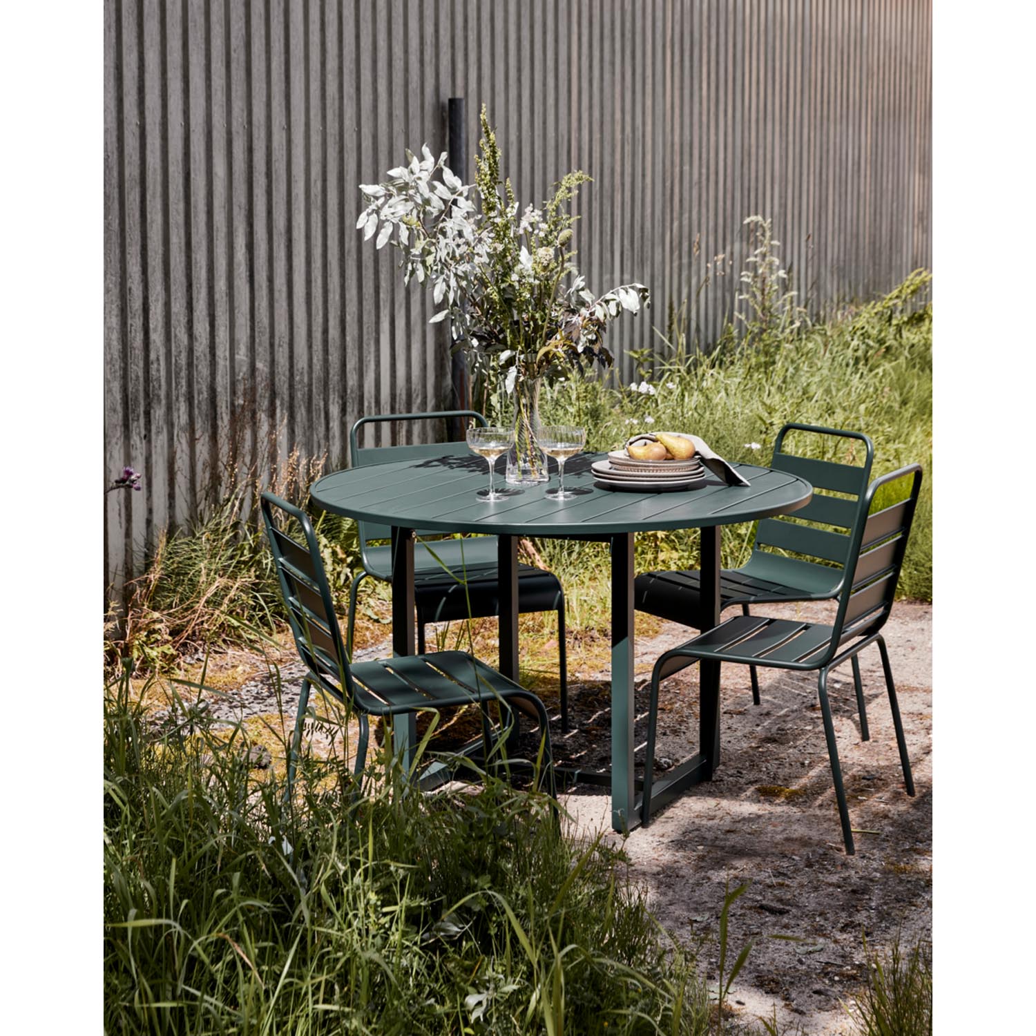 Stylischer Gartentisch HDHelo in frischem Grün von House Doctor, perfekt für gesellige Stunden im Freien und stilvolle Gartenanlässe.