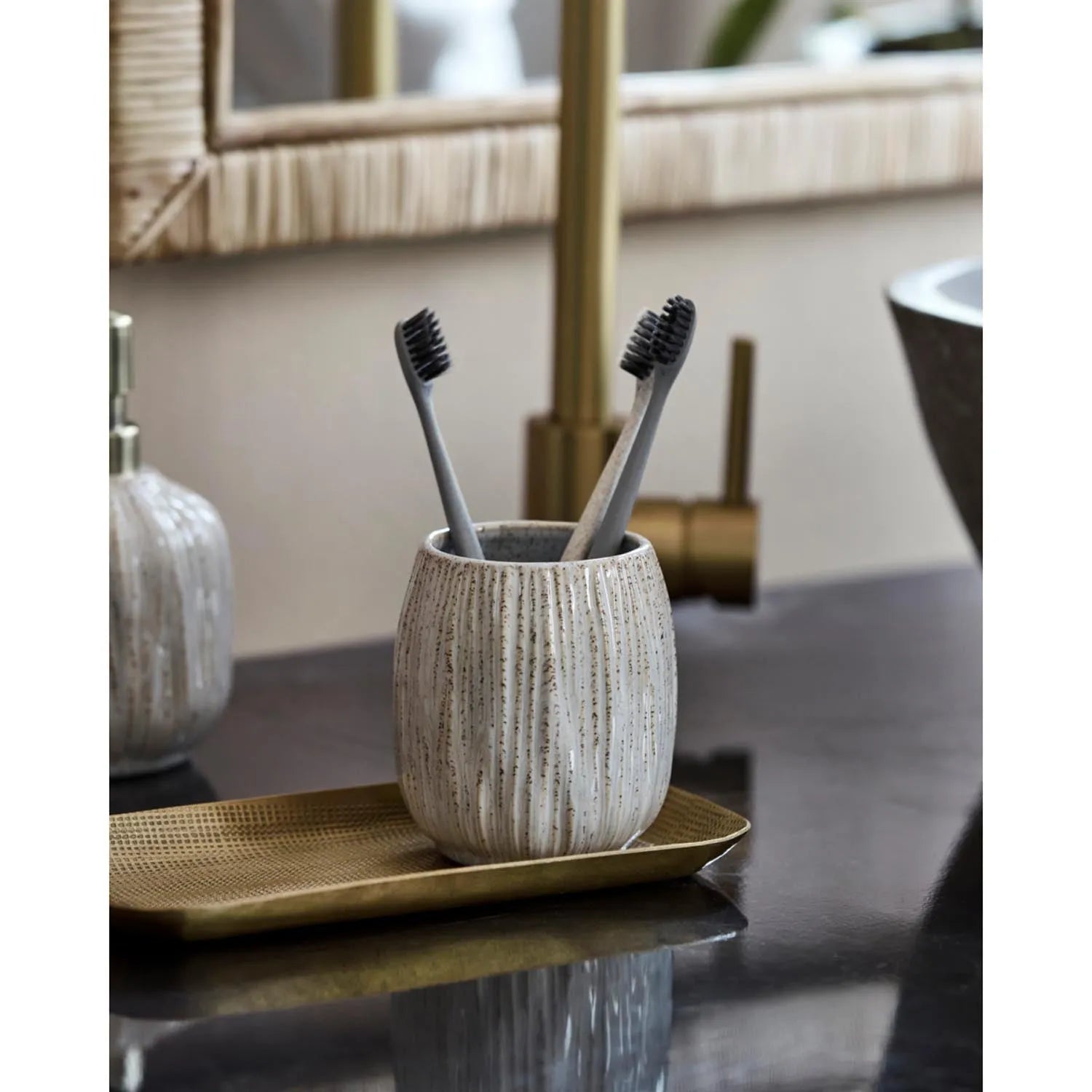 Eleganter Zahnputzbecher aus Steinzeug, off-white, mit handgefertigtem Design und zeitloser Ästhetik für Ihr Bad.