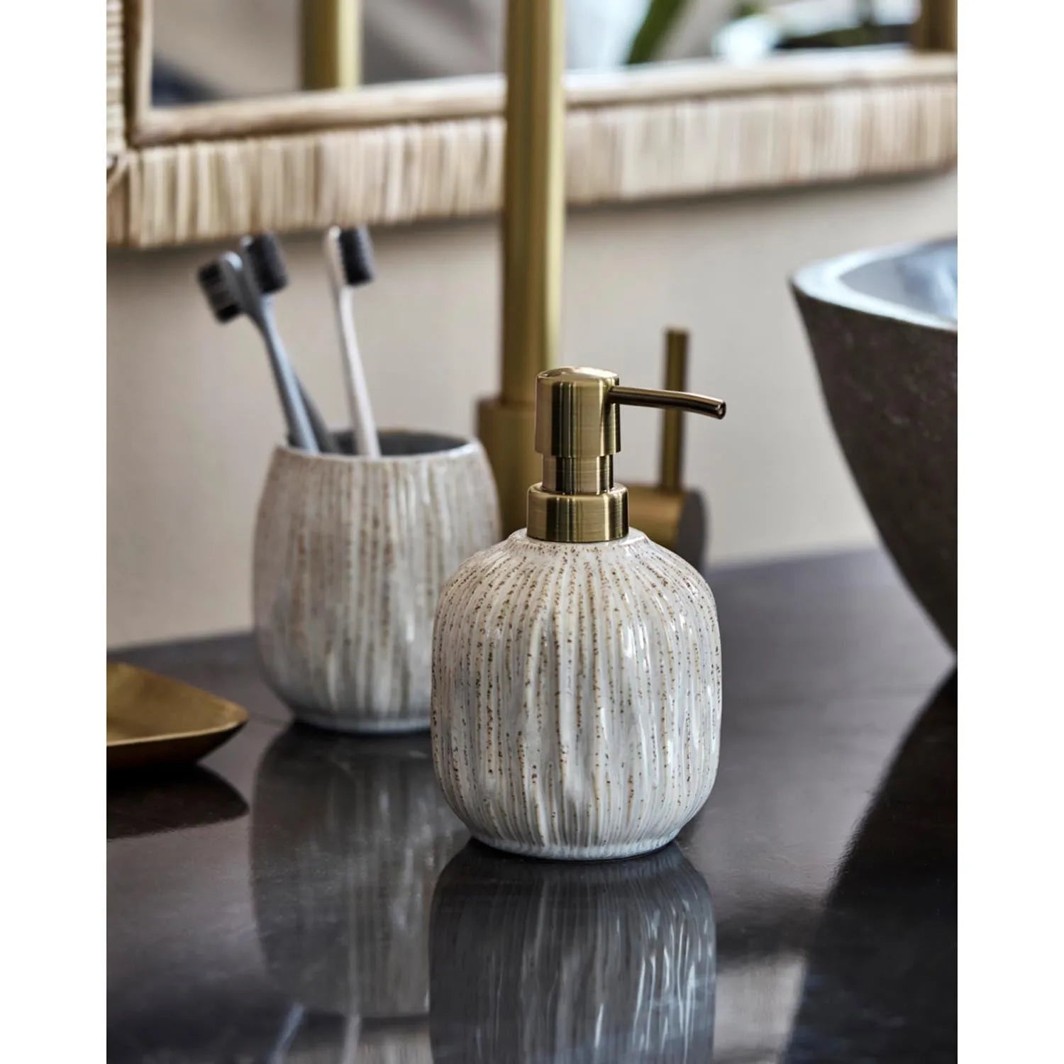 Eleganter Seifenspender aus Steinzeug mit off-white Glasur und goldener Pumpe – stilvoll und funktional.