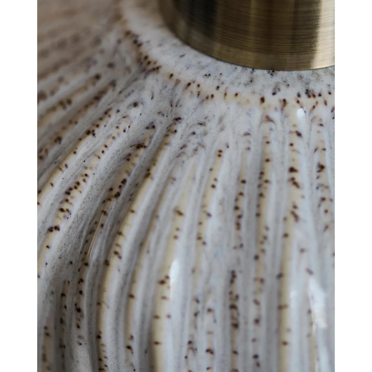Eleganter Seifenspender aus Steinzeug mit off-white Glasur und goldener Pumpe – stilvoll und funktional.