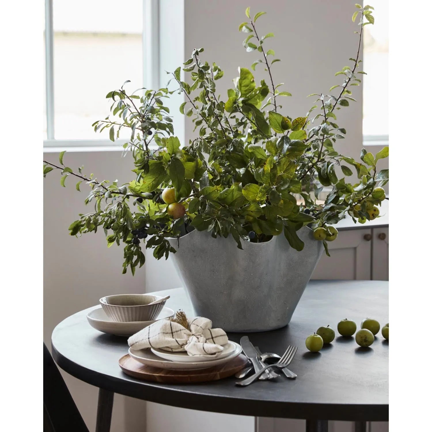 Der HDVaso Blumentopf in Grau von House Doctor: Ein stilvolles, wetterfestes Kunstwerk für drinnen und draußen.