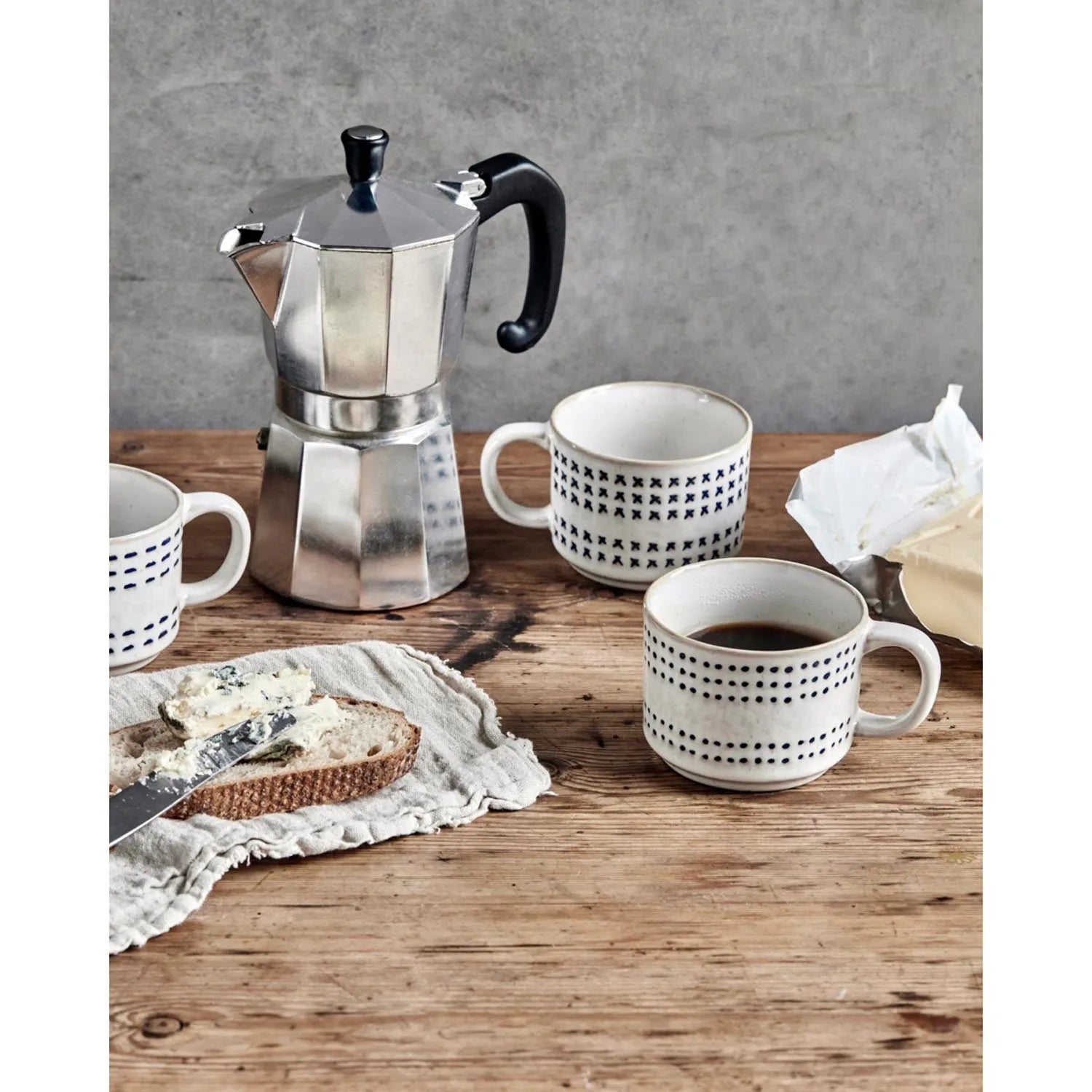 Elegante Off-White-Tasse aus Steingut mit HD-Stickmuster, robust, stilvoll und ideal für heiße Getränke.