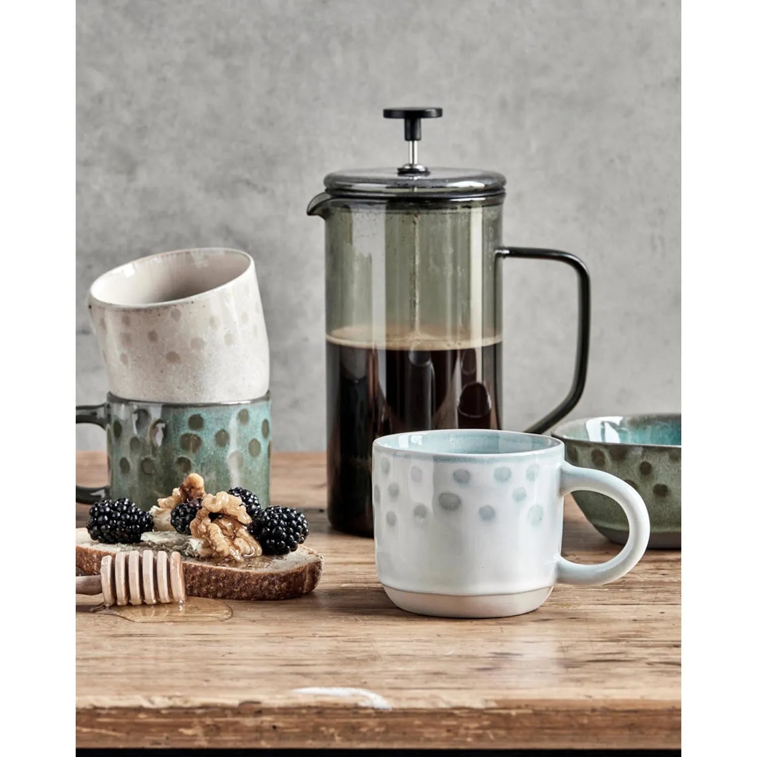 Elegante Steingut-Tasse in Beige, Grün oder Blau mit einzigartiger Haptik und stilvollen Punktdetails. Perfekt für jeden Anlass.