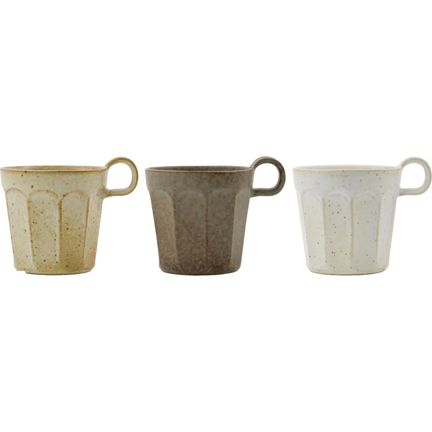 Elegante Steingut-Tasse von House Doctor in Off-White, Beige und Grün. Handgefertigt, langlebig, ideal für heiße Getränke.
