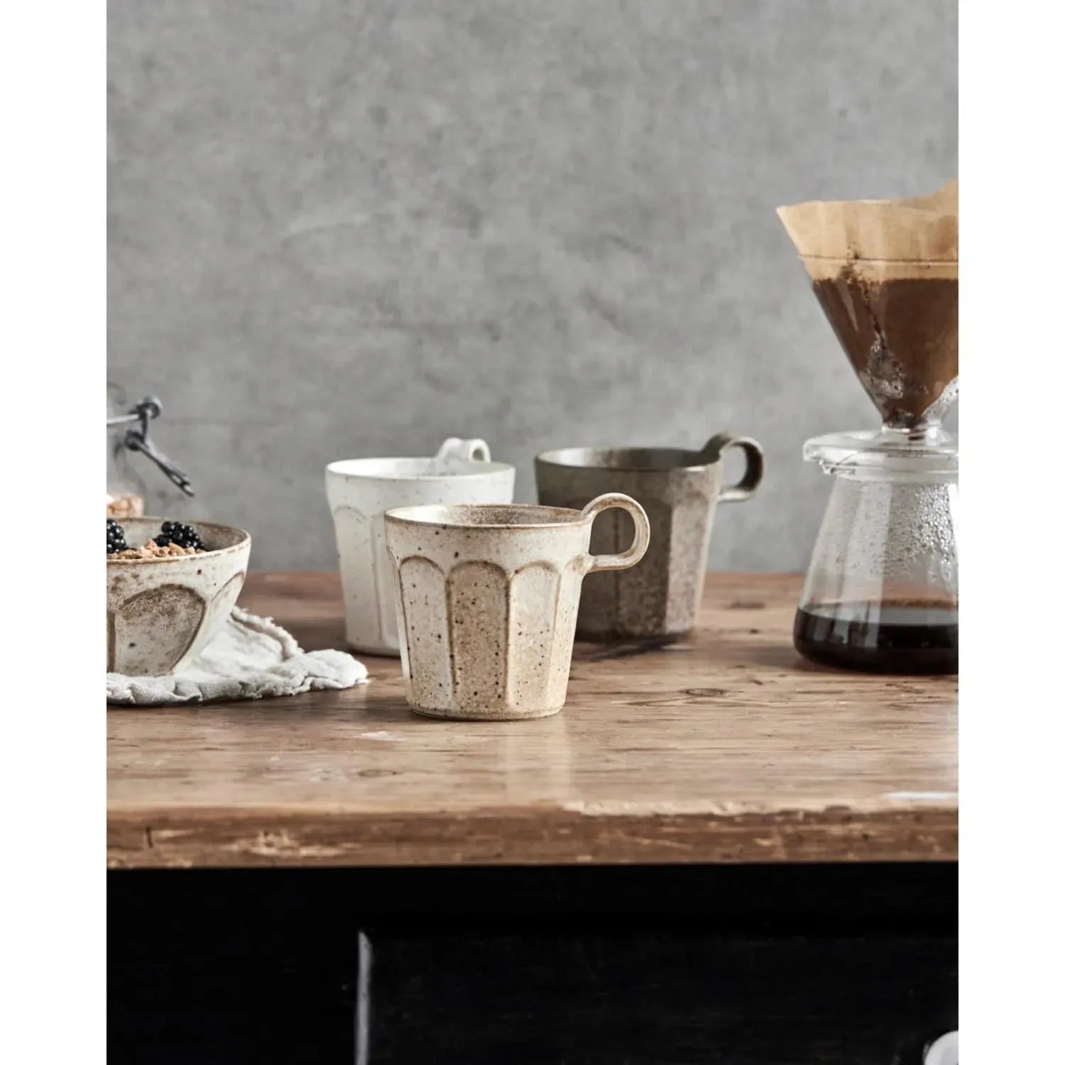 Die HDArch Tasse von House Doctor: Handgefertigtes Steingut in Off-White, Beige und Grün, vereint rustikalen Charme mit zeitlosem Design.