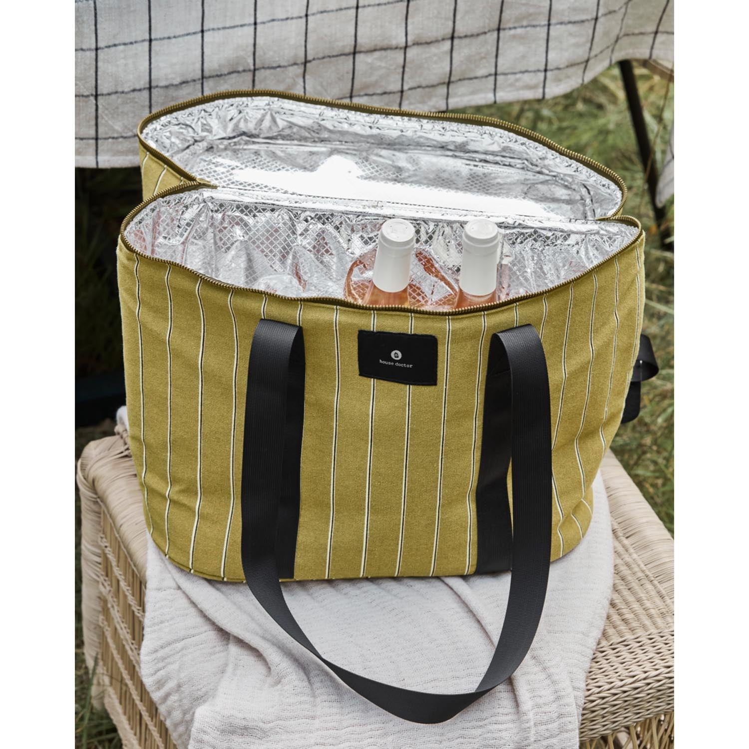 Stylische Kühltasche in Senfgelb von House Doctor, ideal für unterwegs. Praktisch, modern und perfekt für Picknicks.