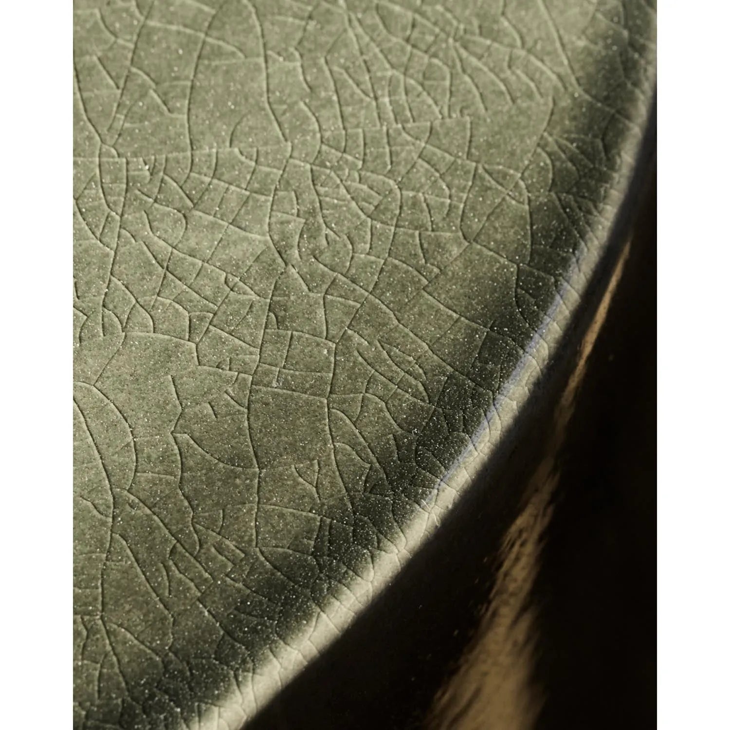 Eleganter Beistelltisch aus grauem Ton, handgefertigt, mit einzigartiger Glasur und vielseitigem, zylindrischem Design.