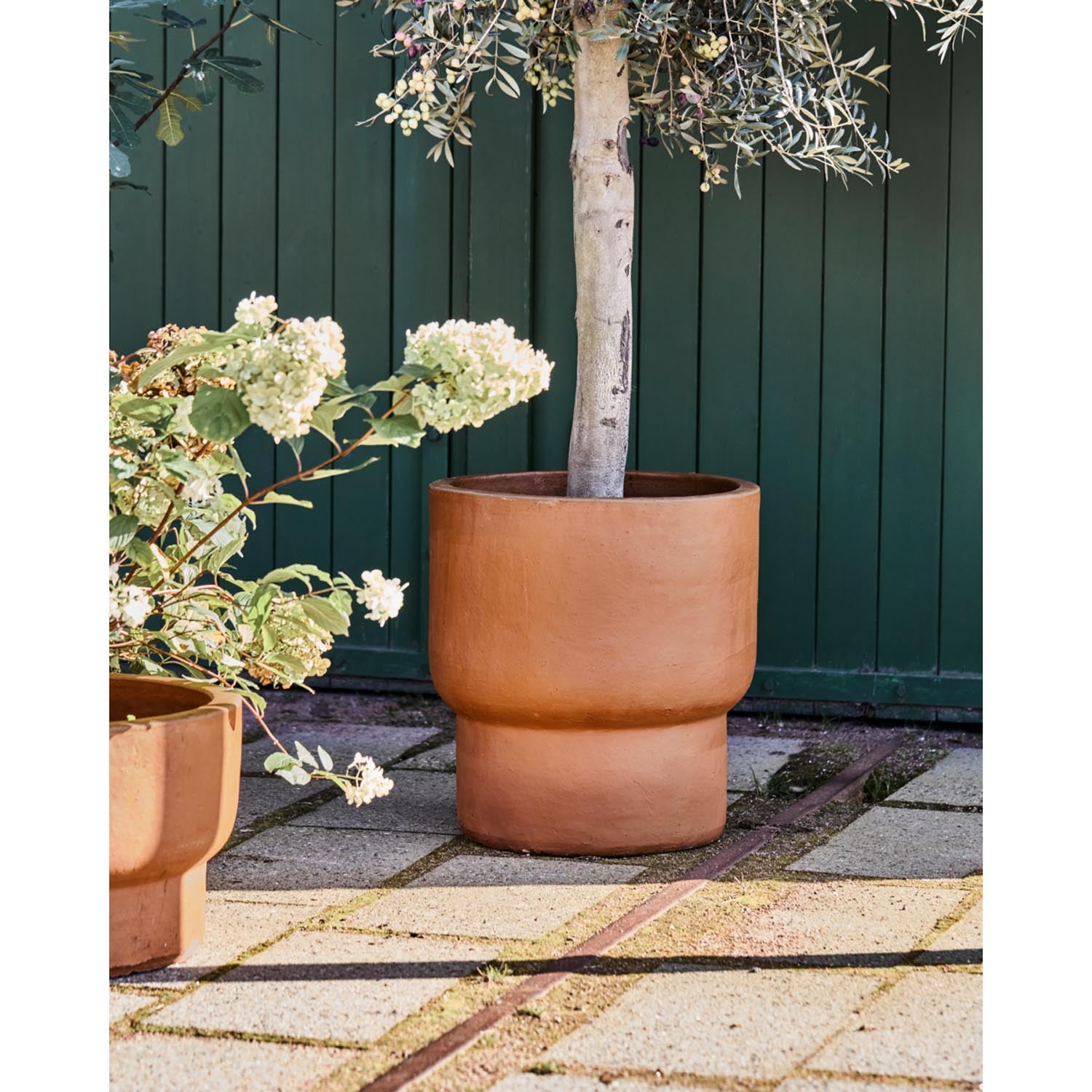 Stilvoller Pflanzentopf in antikem Braun von HDTerra, ideal für die Verschönerung von Außenbereichen wie Garten und Terrasse.
