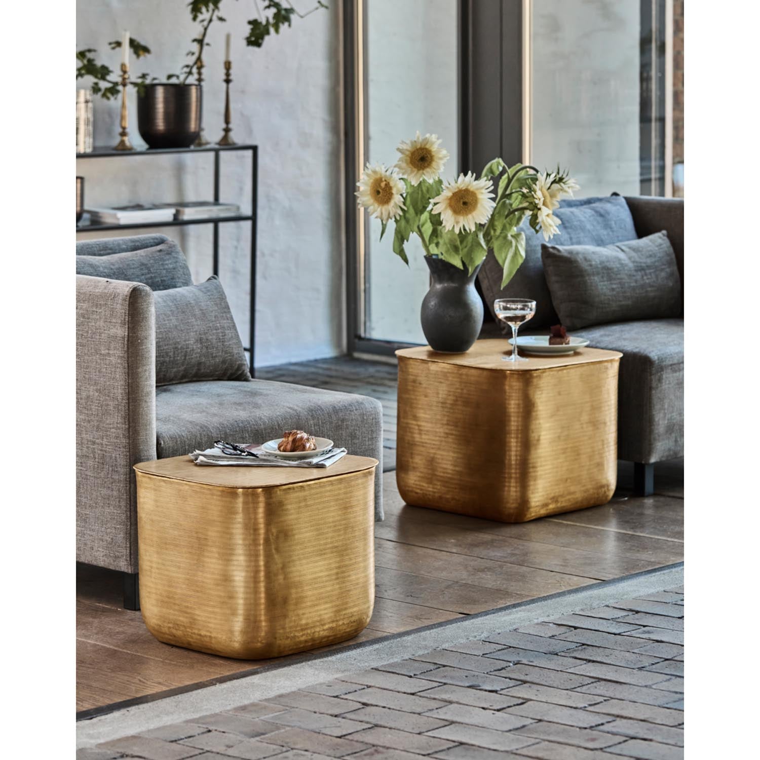 Elegantes Couchtisch-Set von House Doctor in Gold mit praktischem Stauraum, ideal für stilvolle und funktionale Wohnräume.
