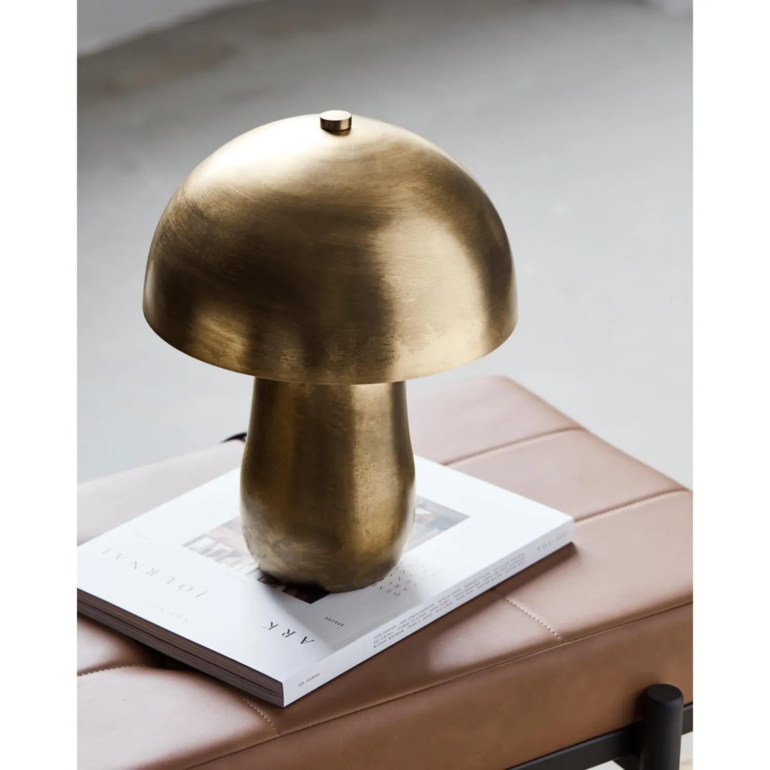 Elegante Tischleuchte aus Eisen mit Messing-Finish, handgefertigt für stilvolle Akzente und sanftes Licht.